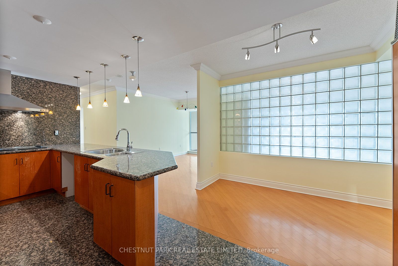 889 Bay Street 1610, Toronto, ON M5S 3K5 photo 4