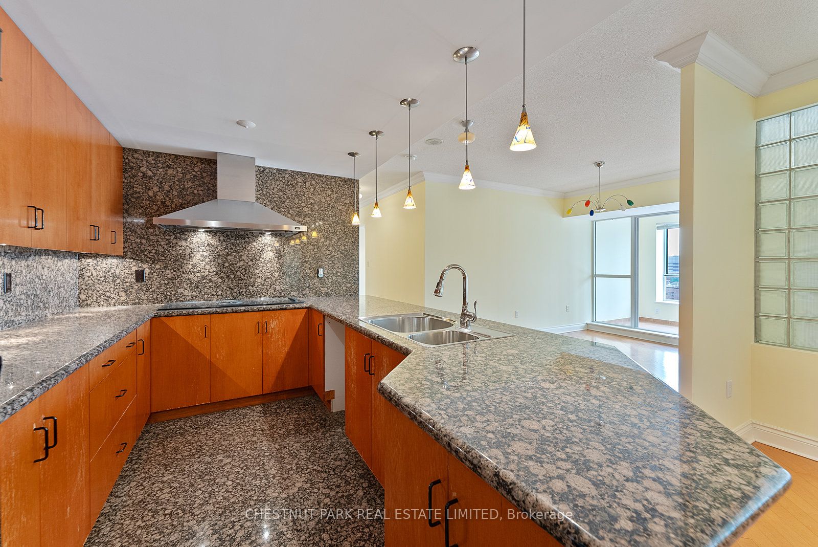 889 Bay Street 1610, Toronto, ON M5S 3K5 photo 5