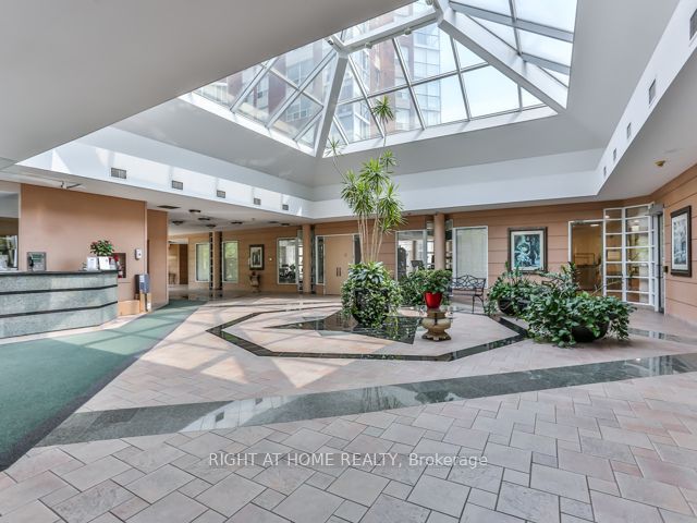 5 Concorde Place 1110, Toronto, ON M3C 3M8 photo 2