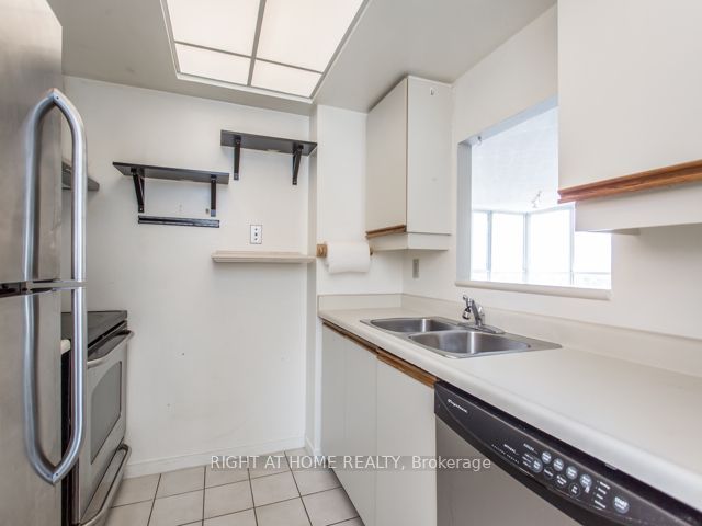 5 Concorde Place 1110, Toronto, ON M3C 3M8 photo 5