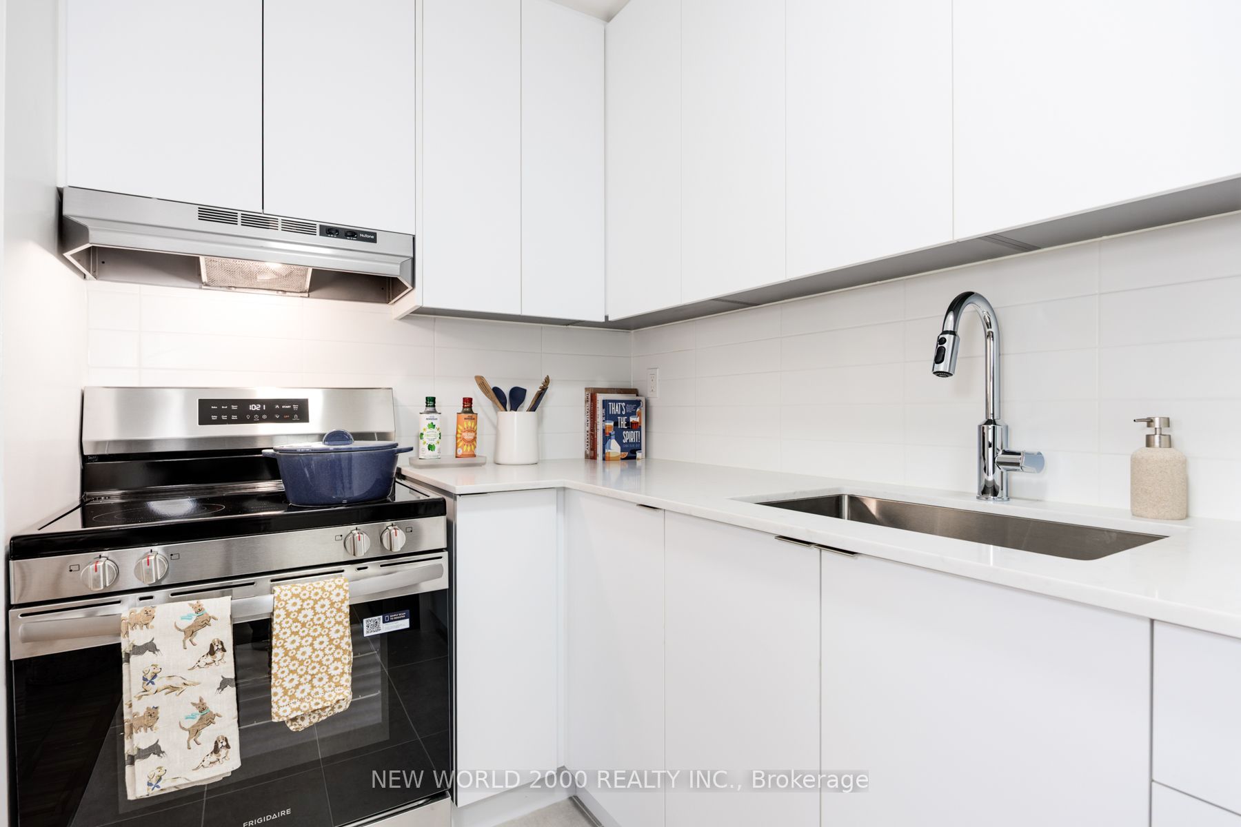 101 Roehampton Avenue 503, Toronto, ON M4P 2W2