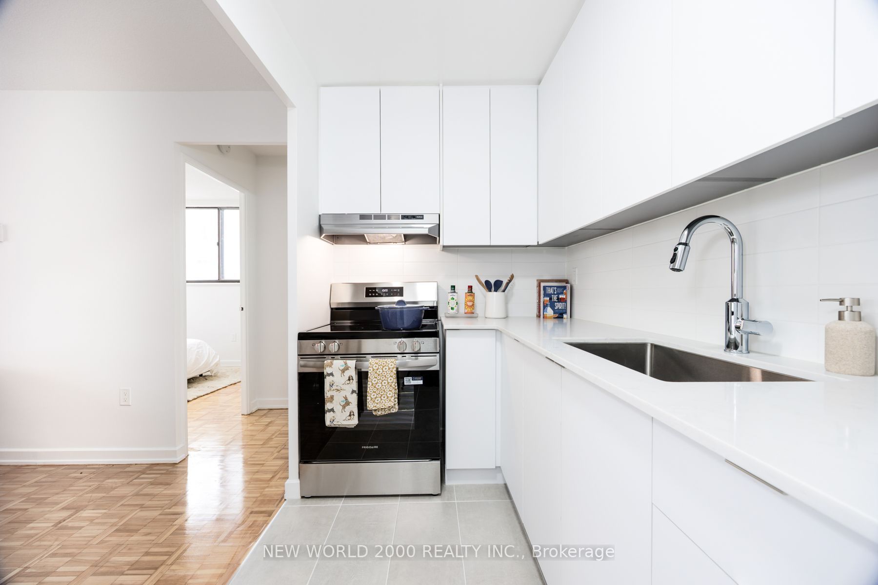 101 Roehampton Avenue 503, Toronto, ON M4P 2W2 photo 2