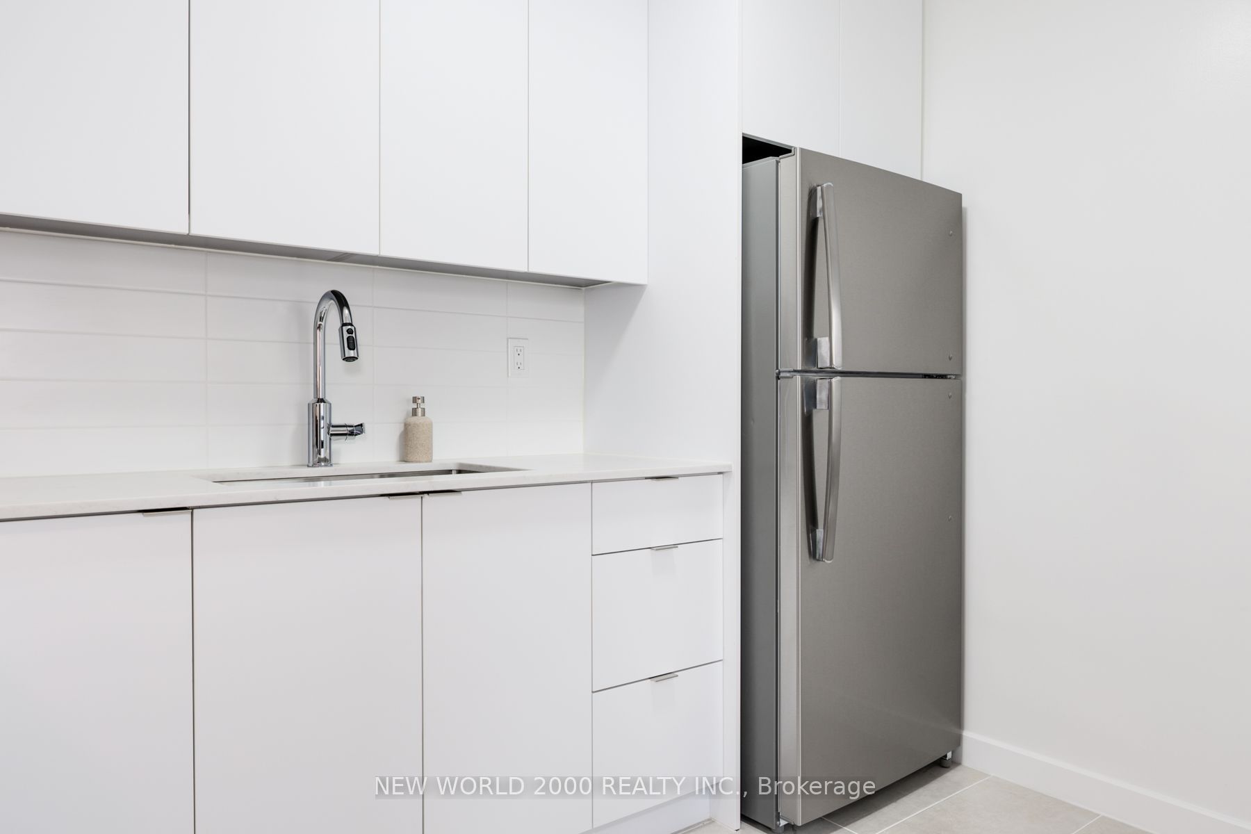 101 Roehampton Avenue 503, Toronto, ON M4P 2W2 photo 4