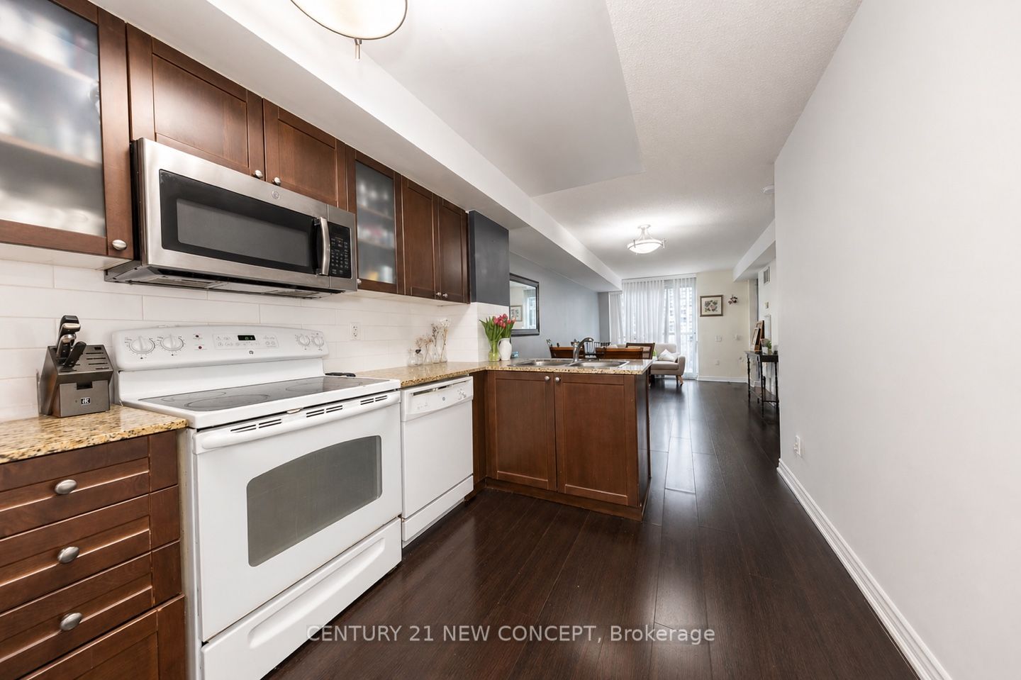 761 Bay Street 404, Toronto, ON M5G 2R2 photo 3