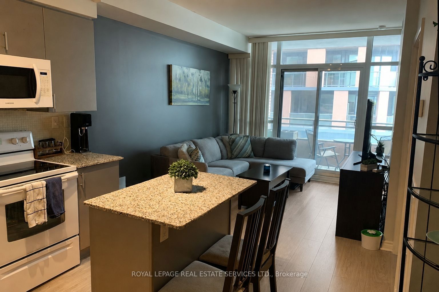 15 Bruyeres Mews 402, Toronto, ON M5V 0A6 photo 5
