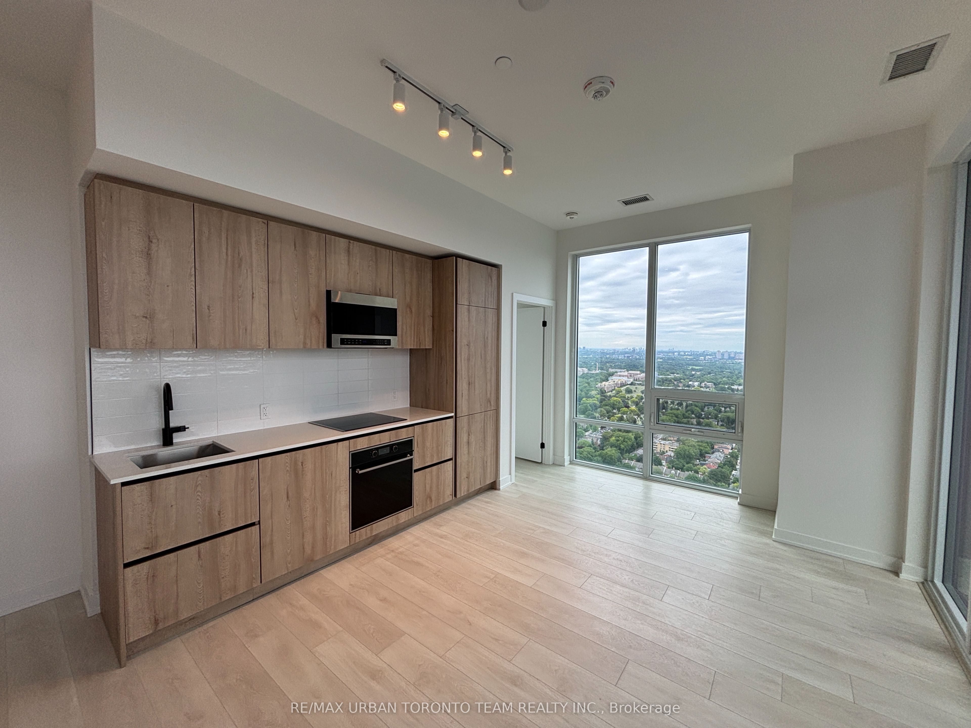 117 Broadway Avenue 3904, Toronto, ON M4P 1V3 photo 4