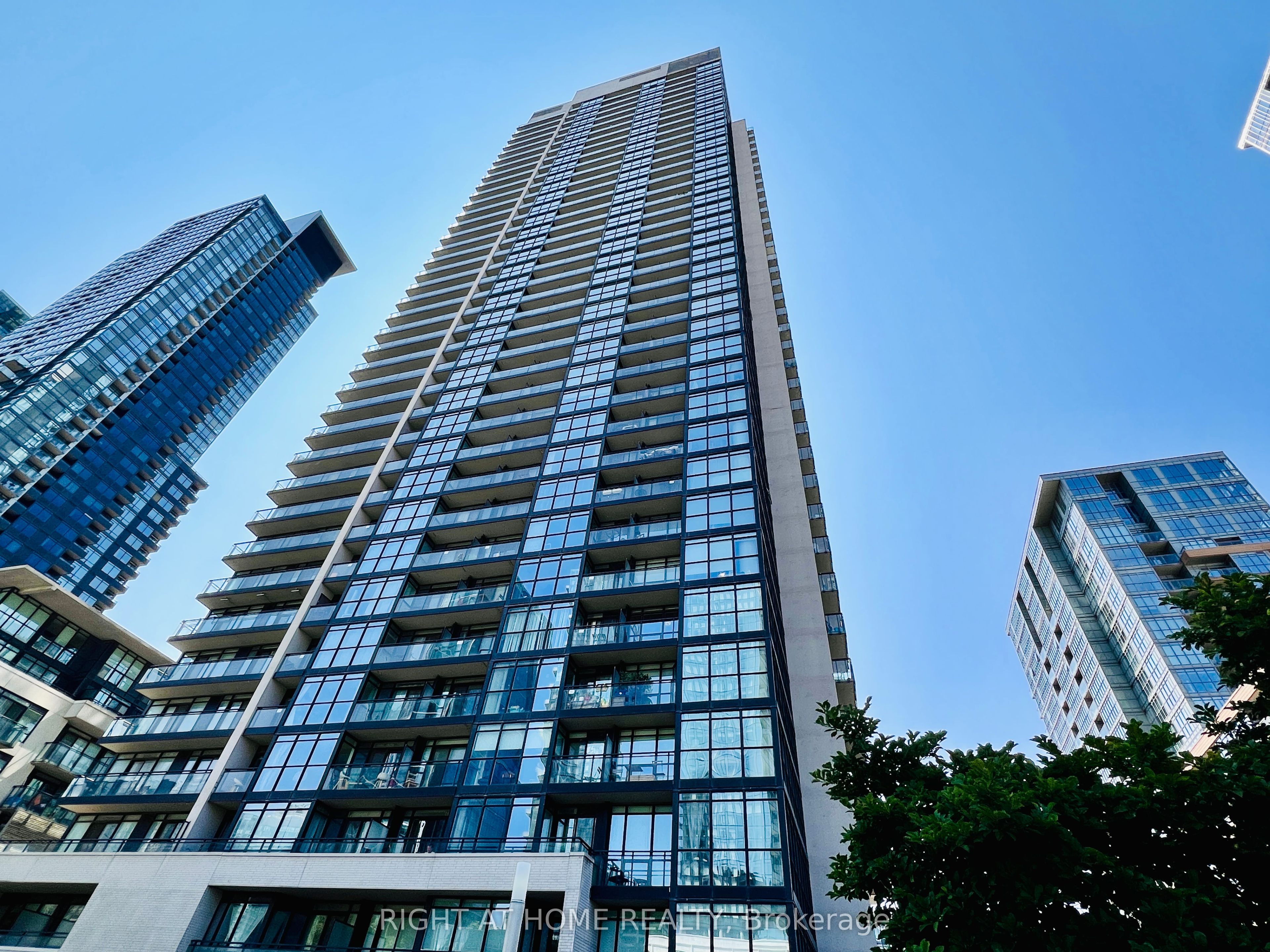 25 Capreol Court 2507, Toronto, ON M5V 3Z7 photo 2