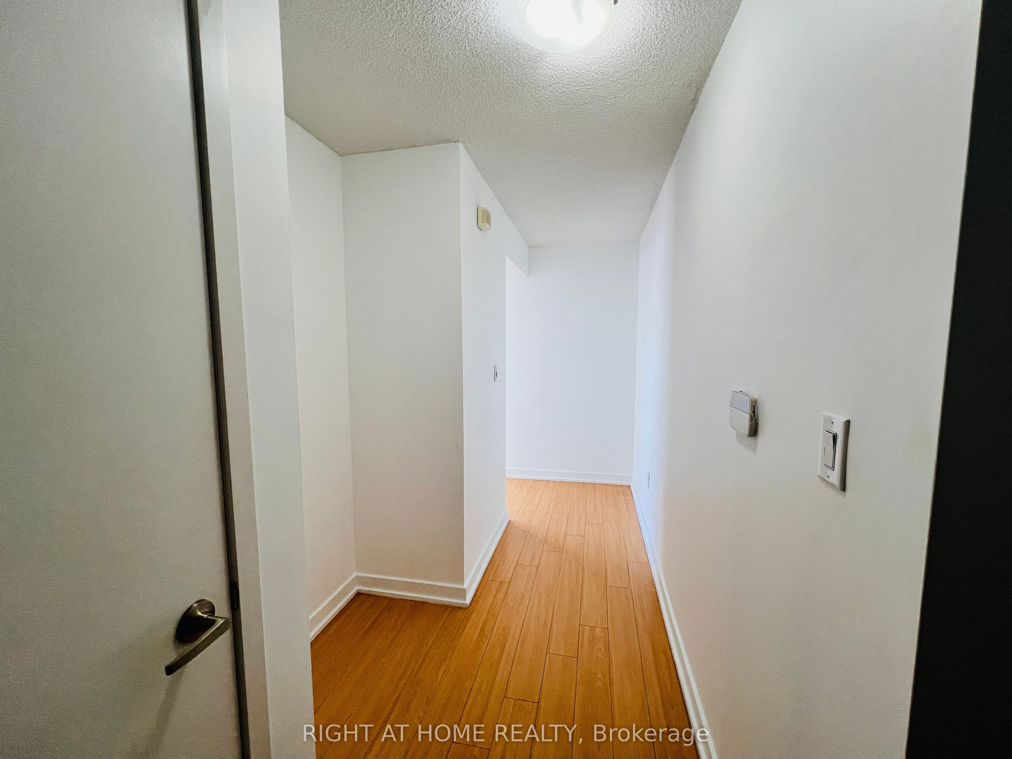 25 Capreol Court 2507, Toronto, ON M5V 3Z7 photo 4