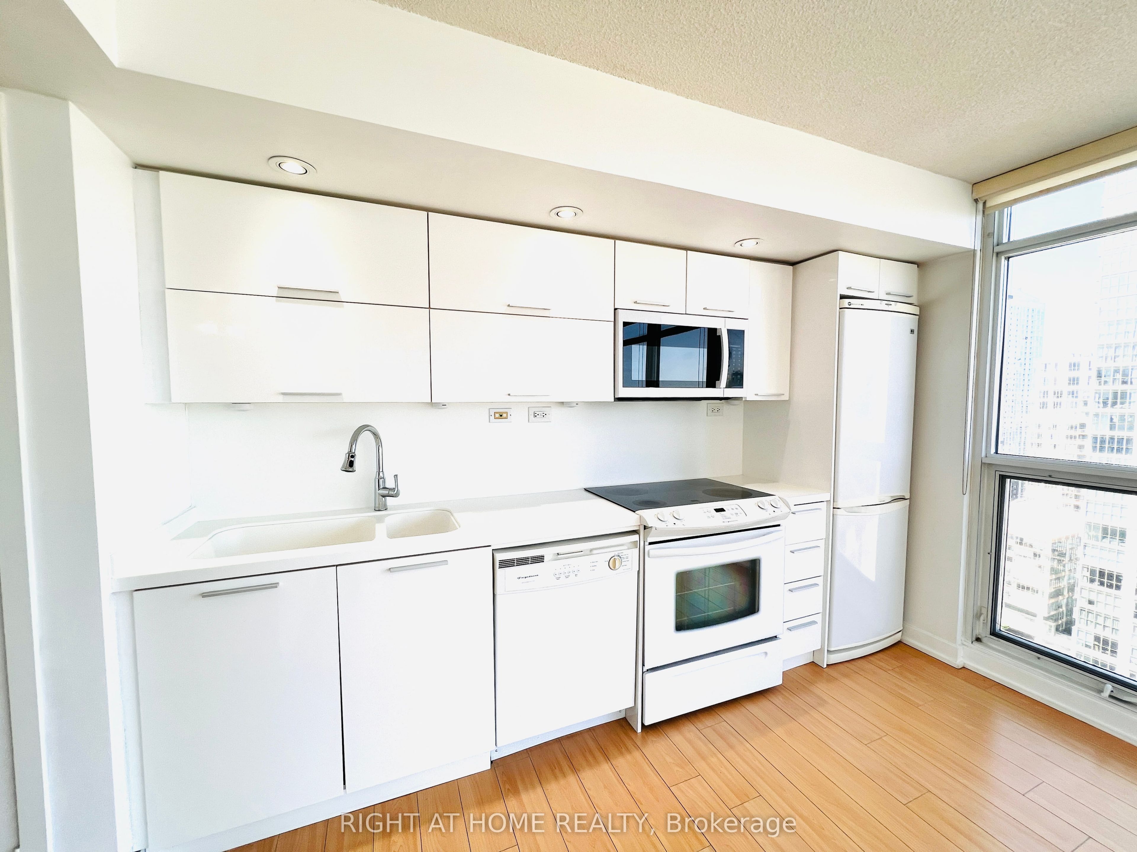 25 Capreol Court 2507, Toronto, ON M5V 3Z7 photo 5