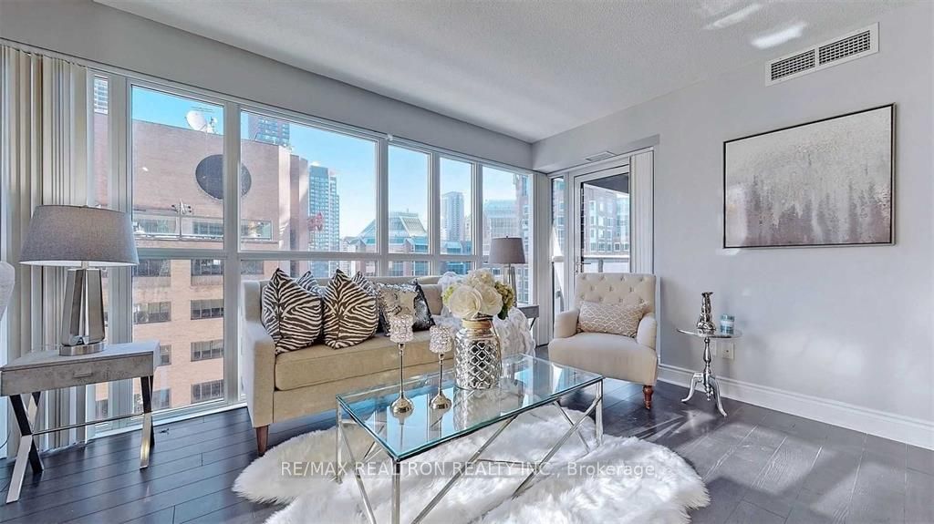 28 Ted Rogers Way 1411, Toronto, ON M4Y 2W7 photo 3