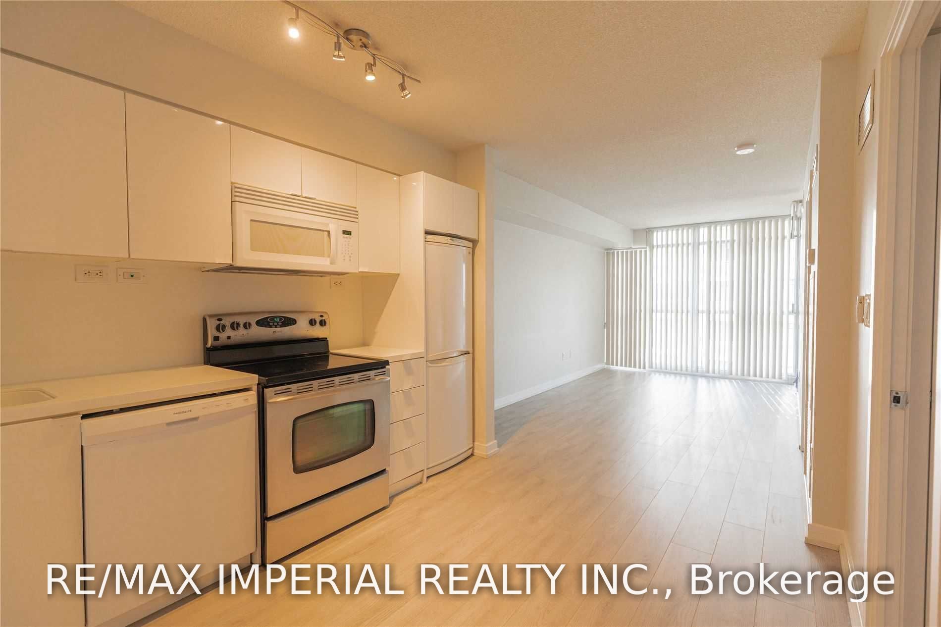 15 Iceboat Terrace 637, Toronto, ON M5V 4A5 photo 2