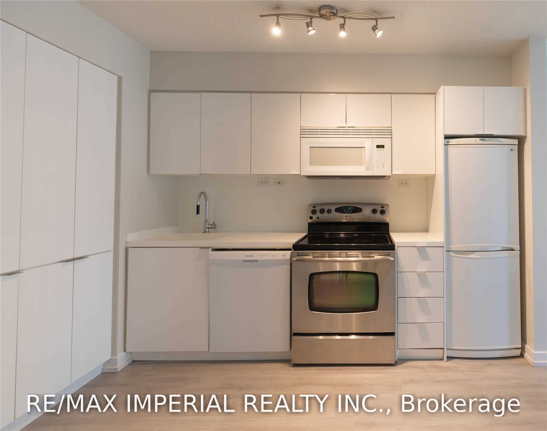 15 Iceboat Terrace 637, Toronto, ON M5V 4A5 photo 5