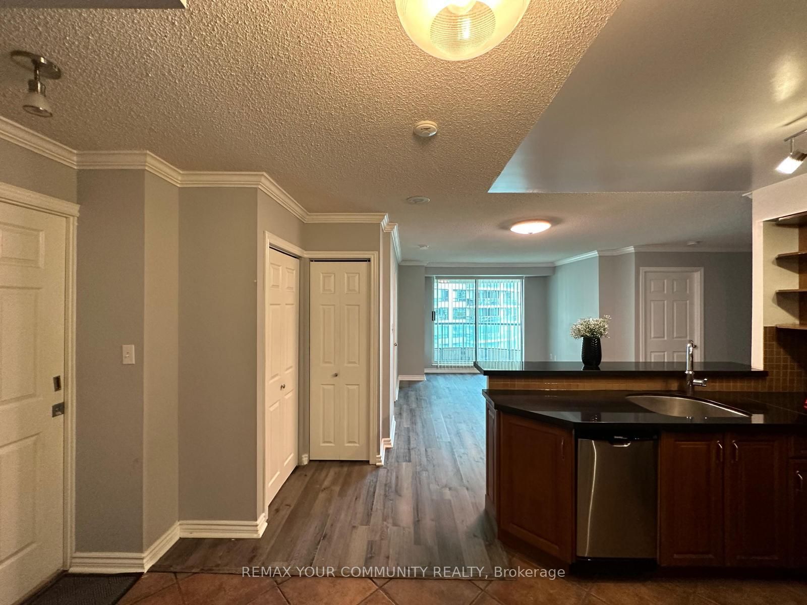 7 Lorraine Drive 810, Toronto, ON M2N 7H2 photo 2