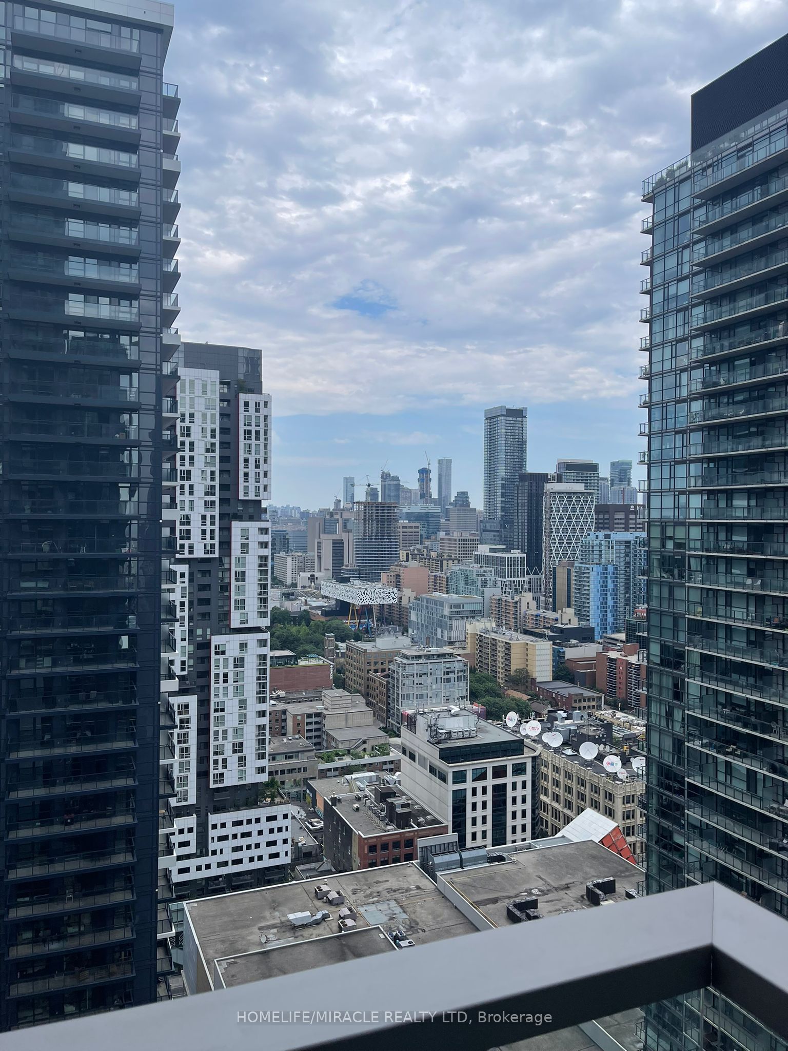 28 Widmer Street 3528, Toronto, ON M5V 2E7 photo 3