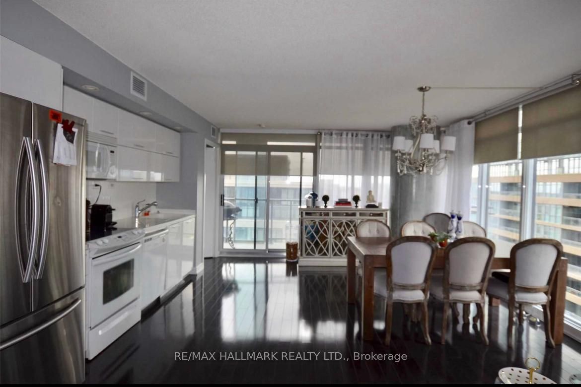 25 Capreol Court 1009, Toronto, ON M5V 3Z7 photo 4