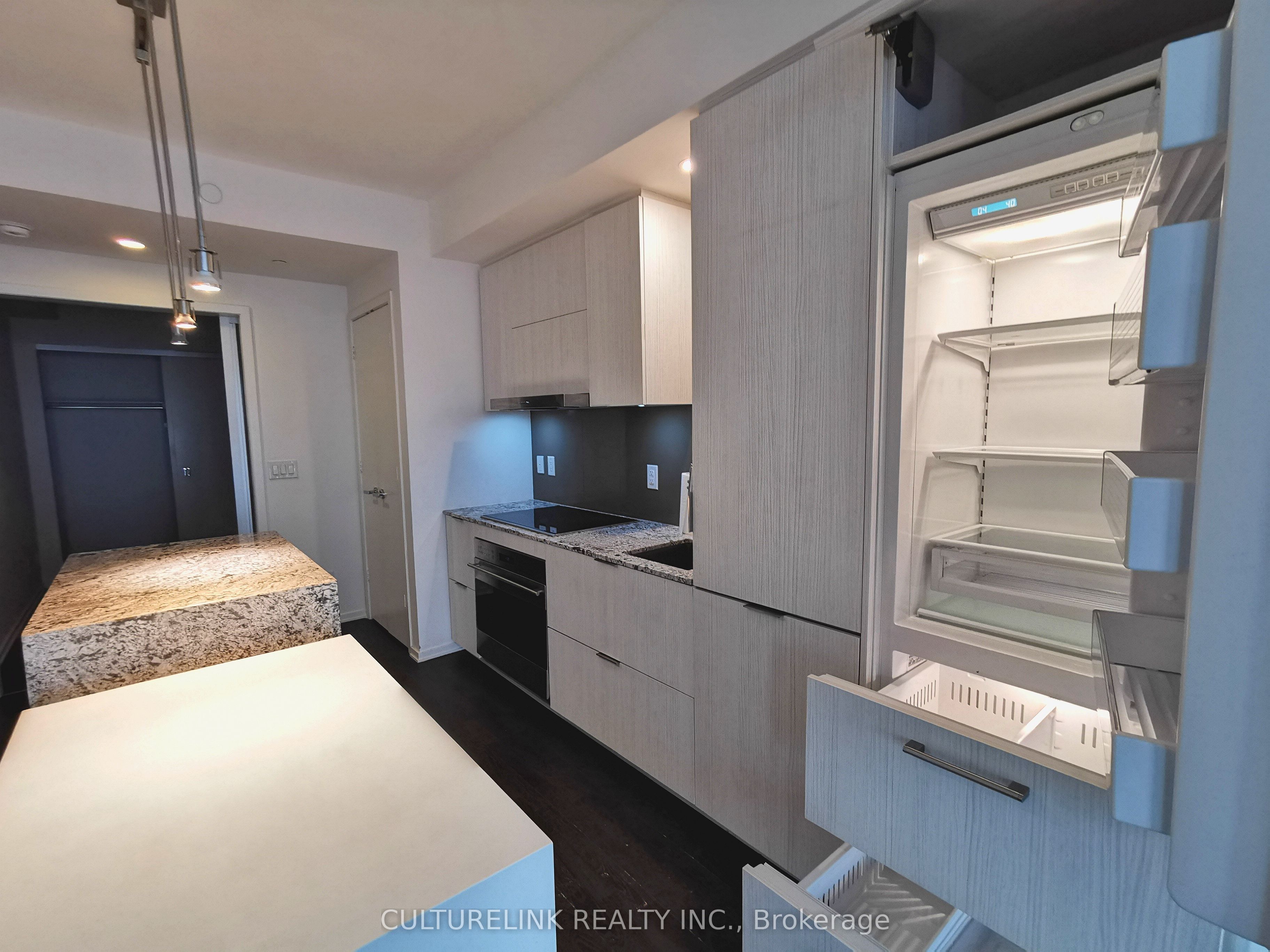 1 Bloor Street E 5508, Toronto, ON M4W 1A9 photo 2