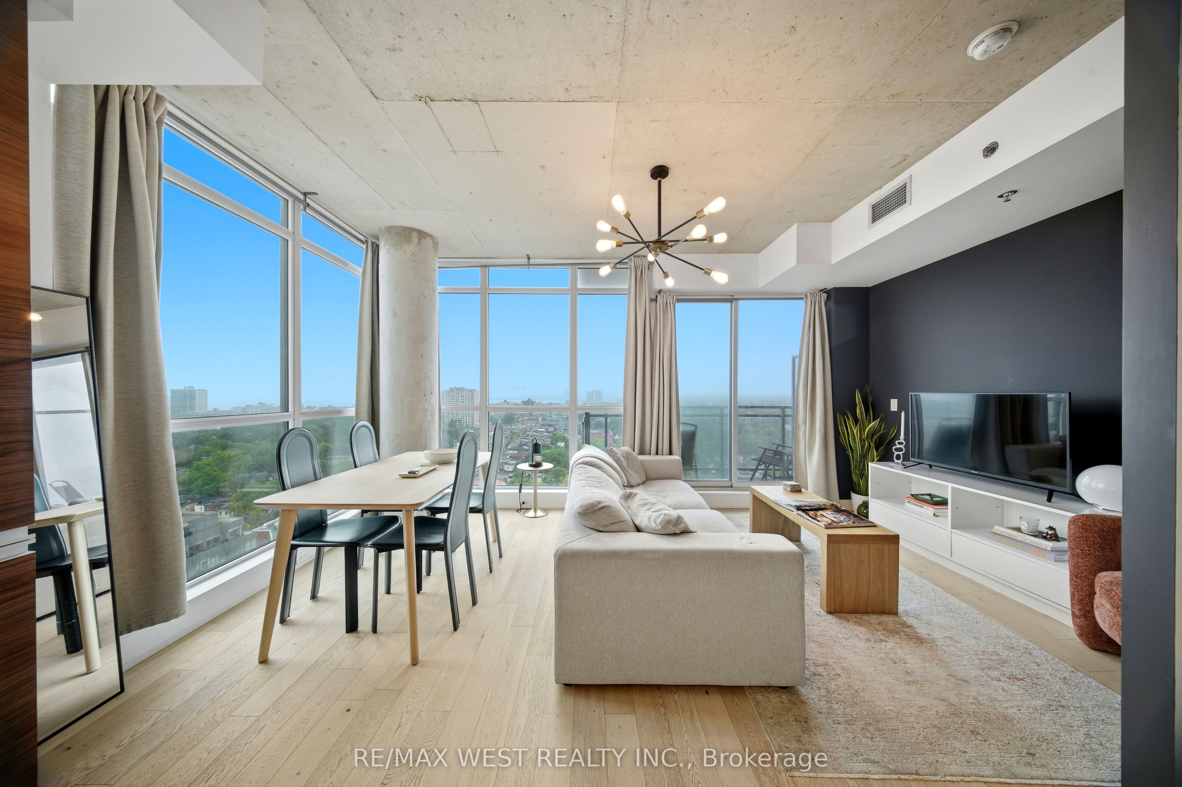 20 Minowan Miikan Lane 1810, Toronto, ON M6J 0E5