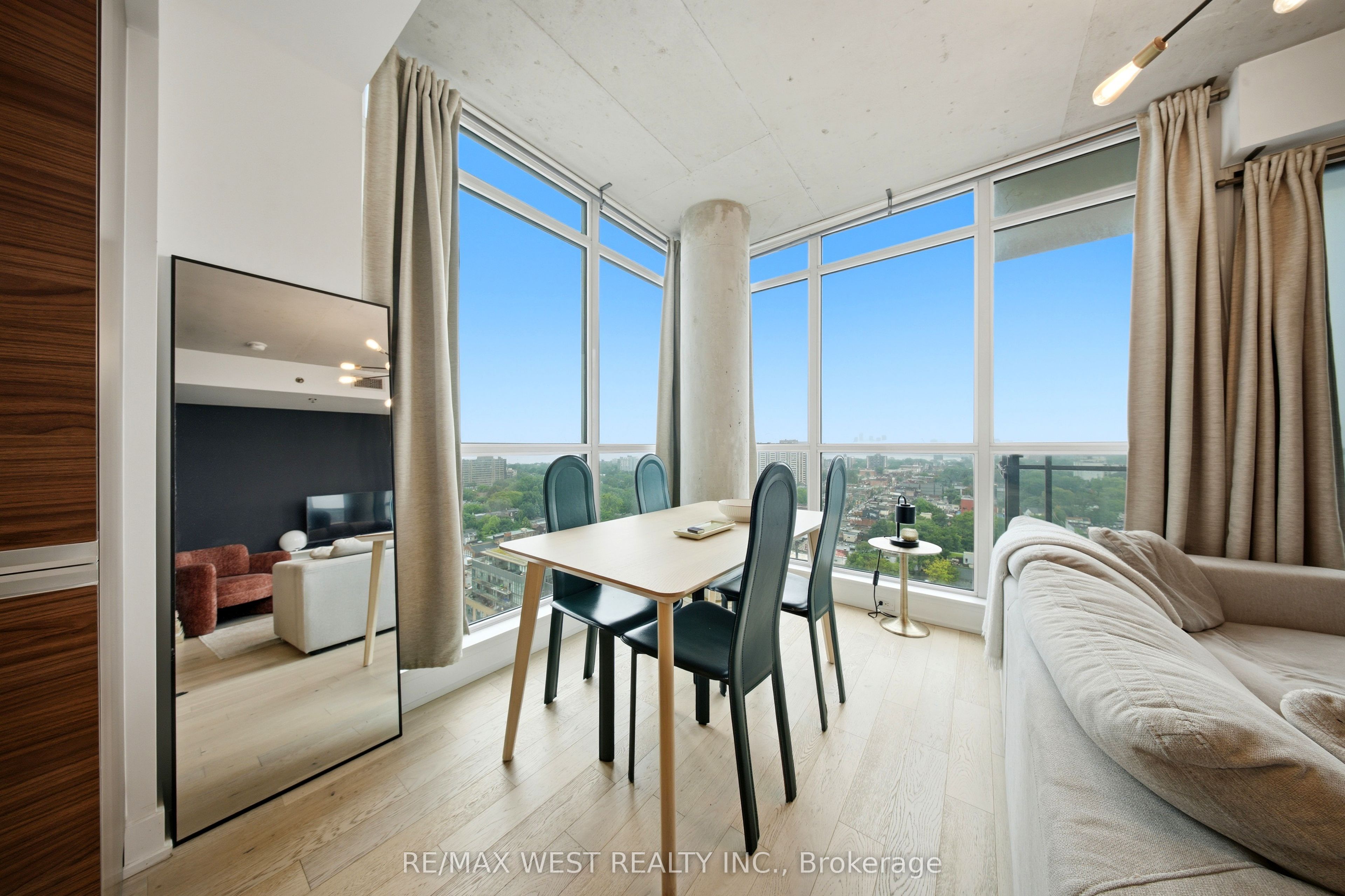 20 Minowan Miikan Lane 1810, Toronto, ON M6J 0E5 photo 3