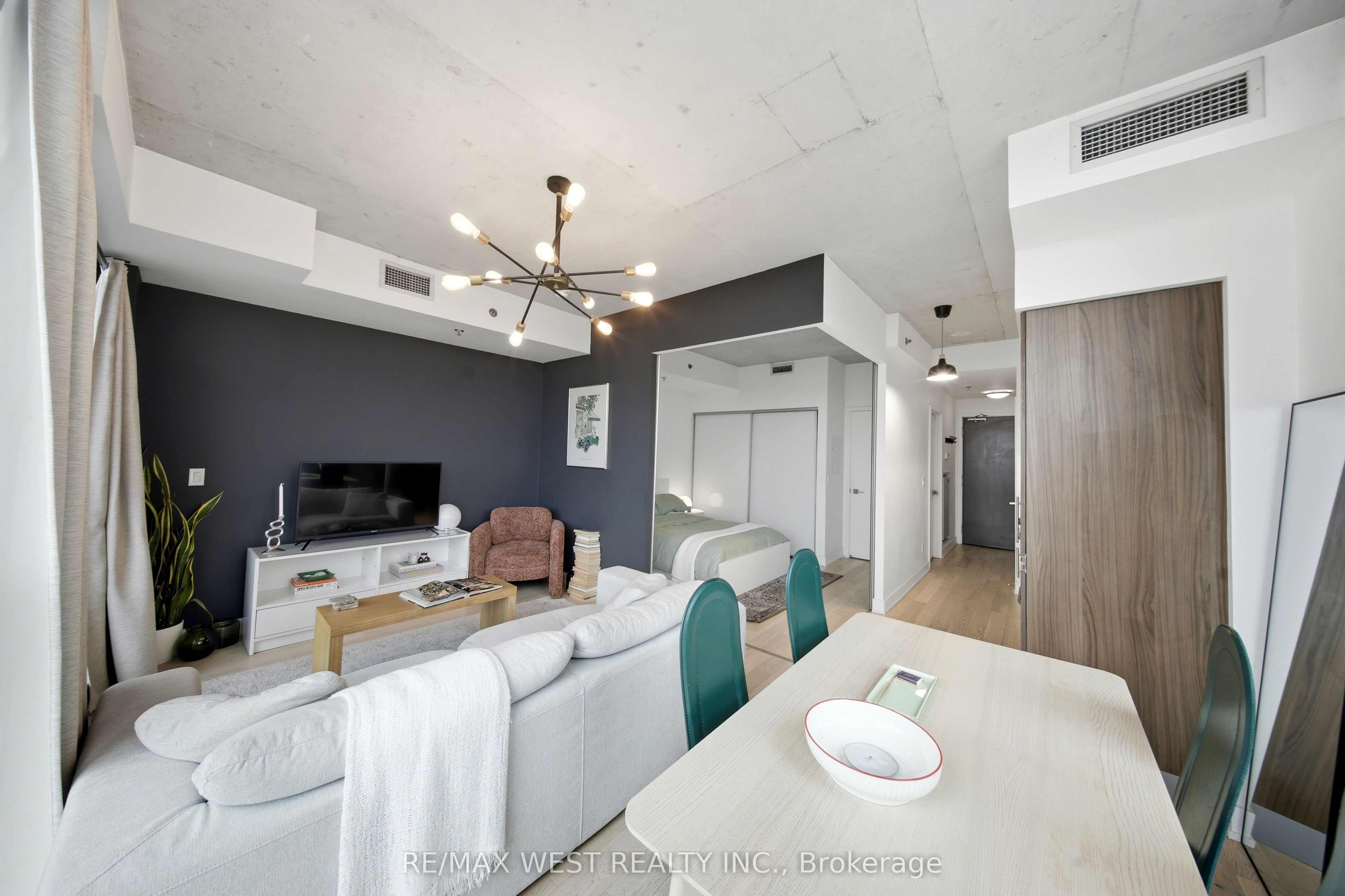 20 Minowan Miikan Lane 1810, Toronto, ON M6J 0E5 photo 5