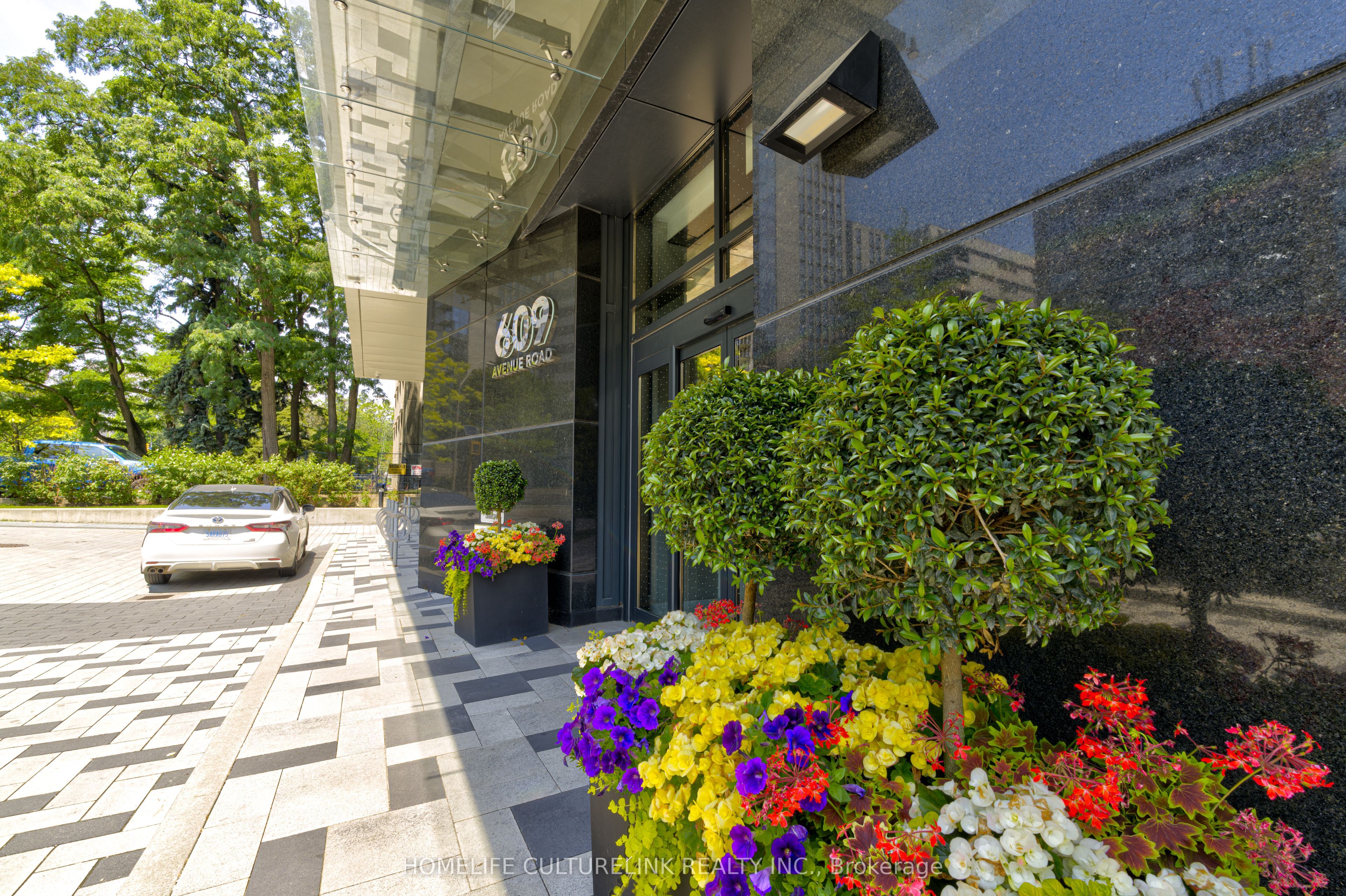 609 Avenue Road 1704, Toronto, ON M4V 0B1 photo 2