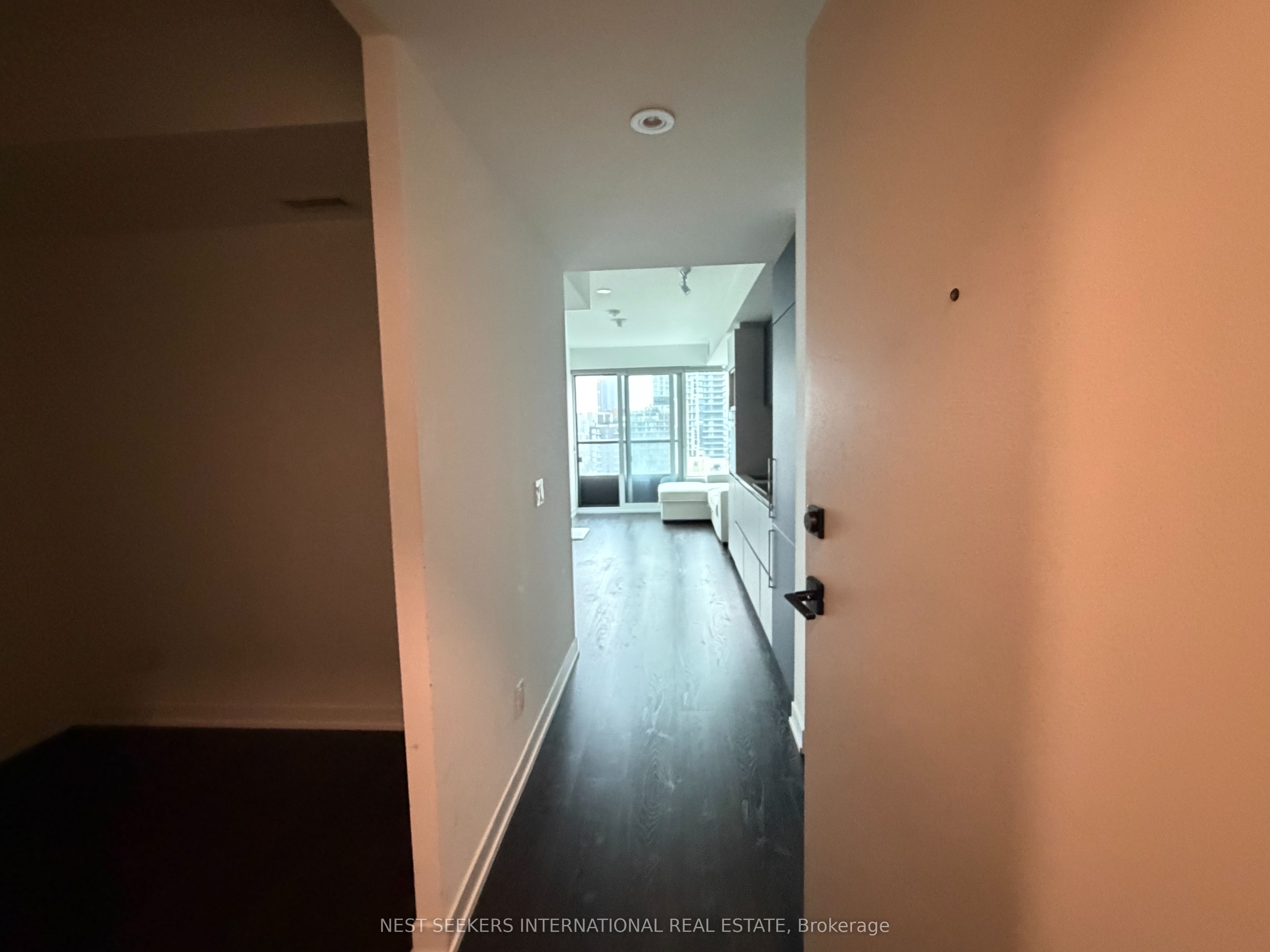 319 Jarvis Street 1716, Toronto, ON M5B 2C2 photo 2