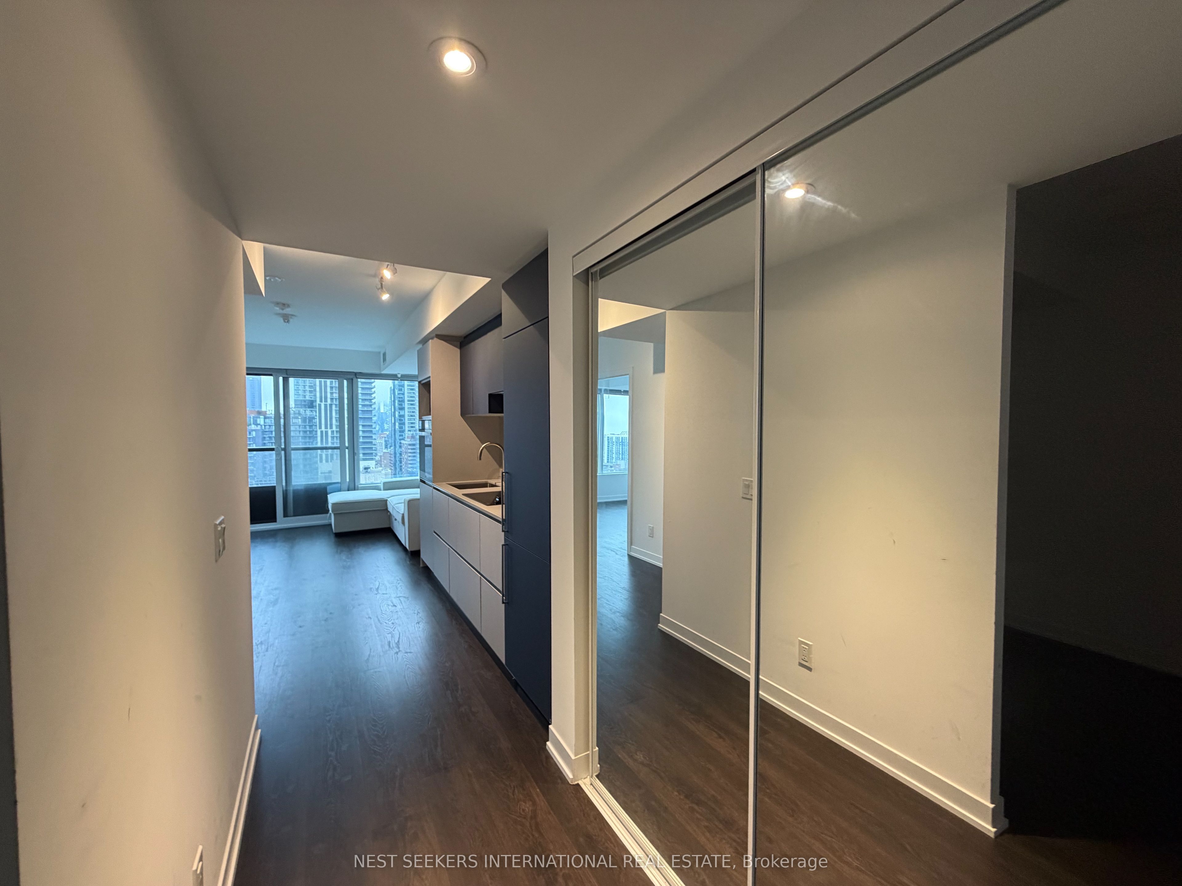 319 Jarvis Street 1716, Toronto, ON M5B 2C2 photo 3