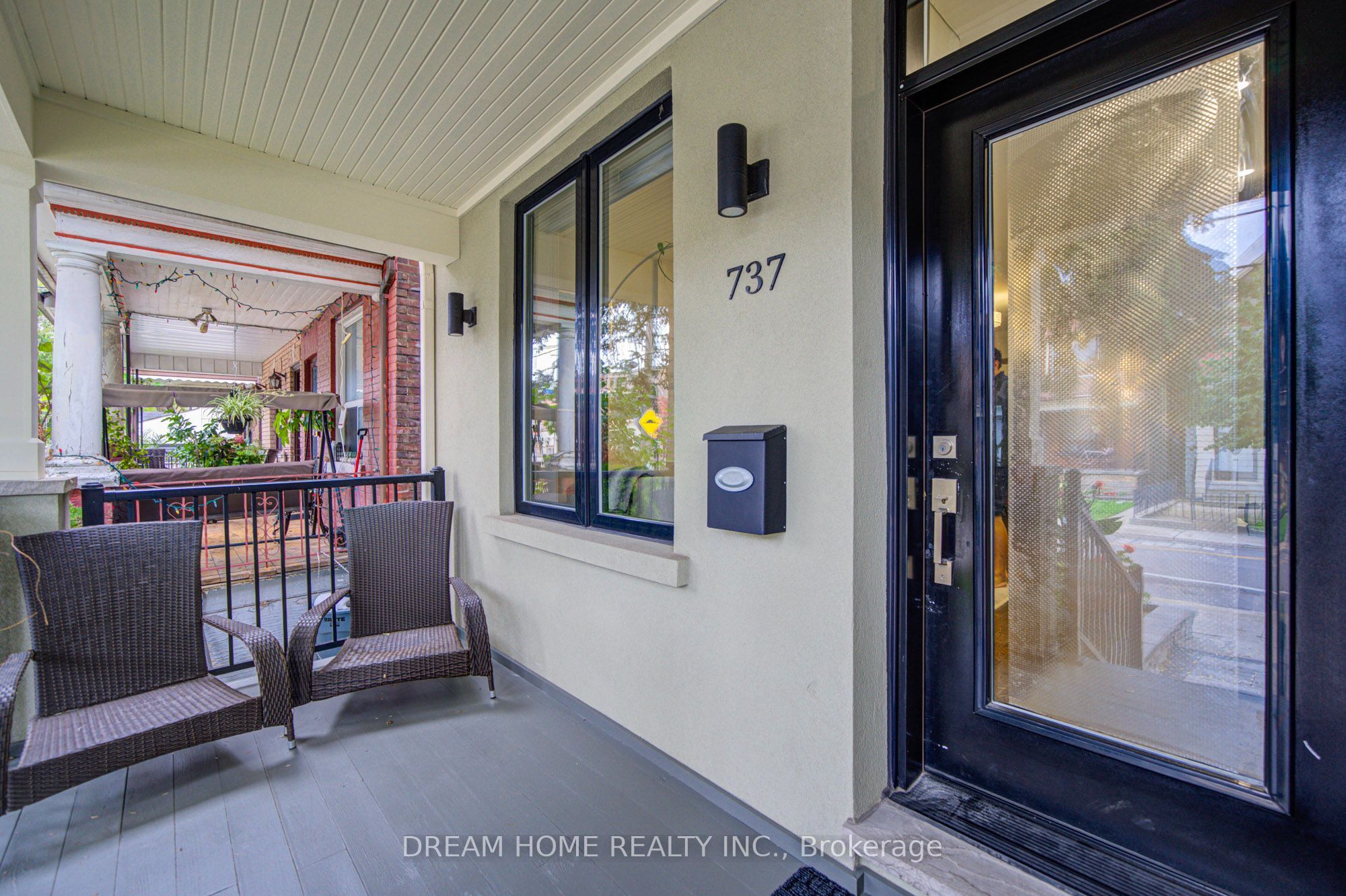 737 Shaw Street, Toronto, ON M6G 3L8 photo 2