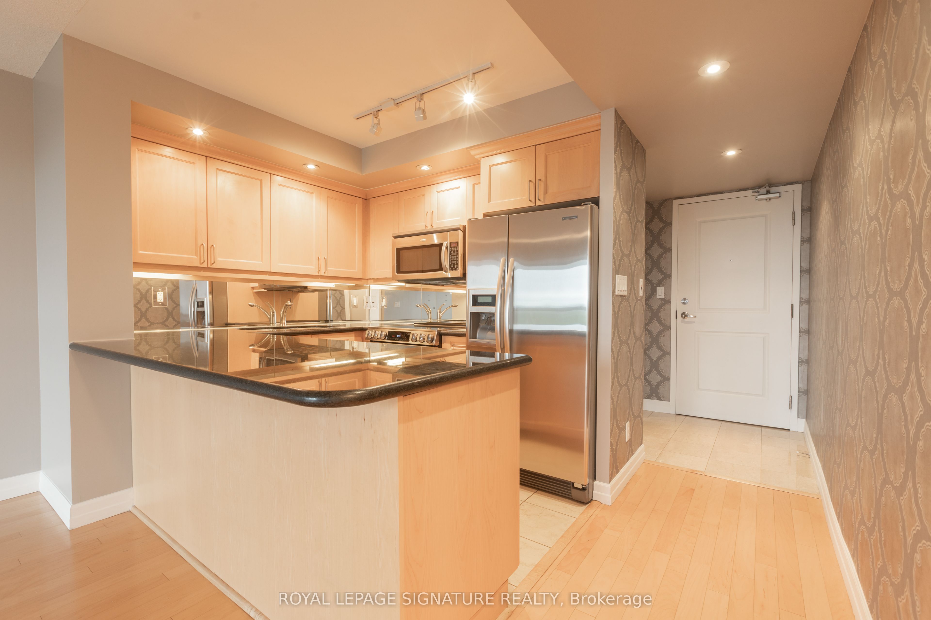 900 Mount Pleasant Road 1208, Toronto, ON M4P 3J9 photo 2