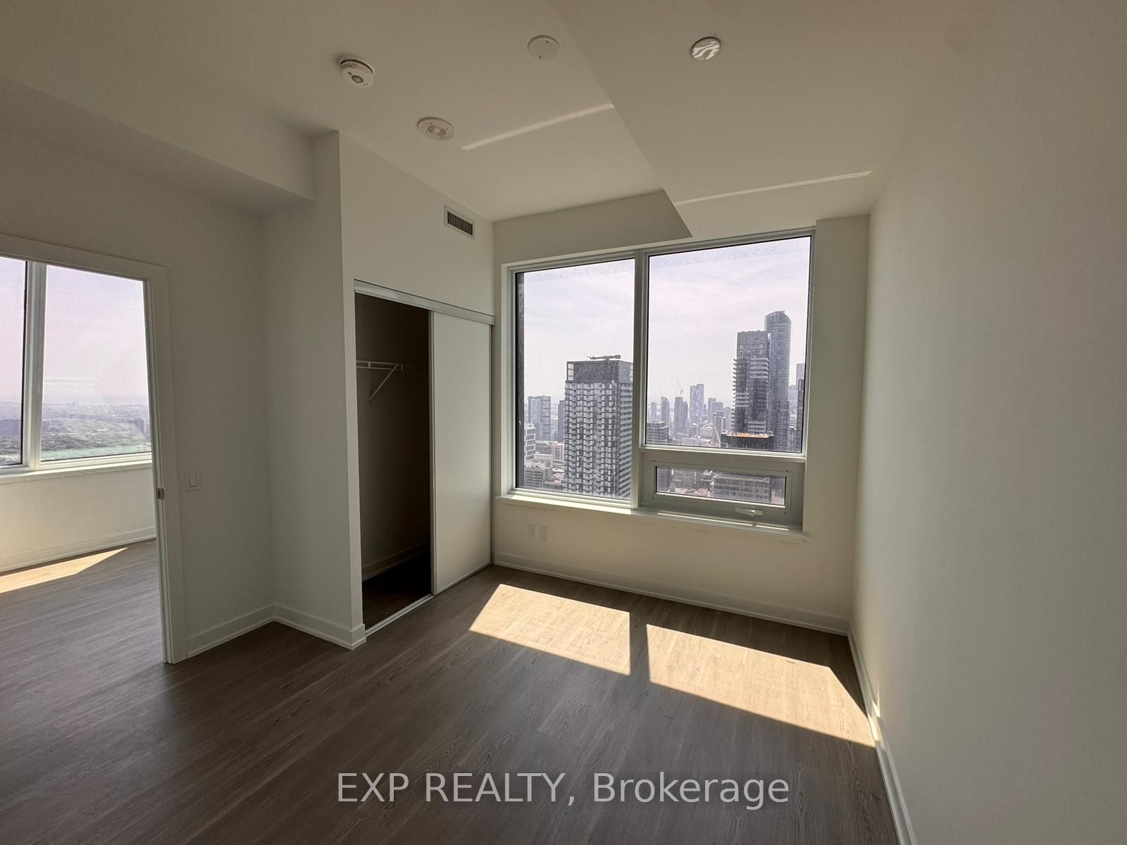 8 Wellesley Street W 5809, Toronto, ON M4Y 0J5 photo 3