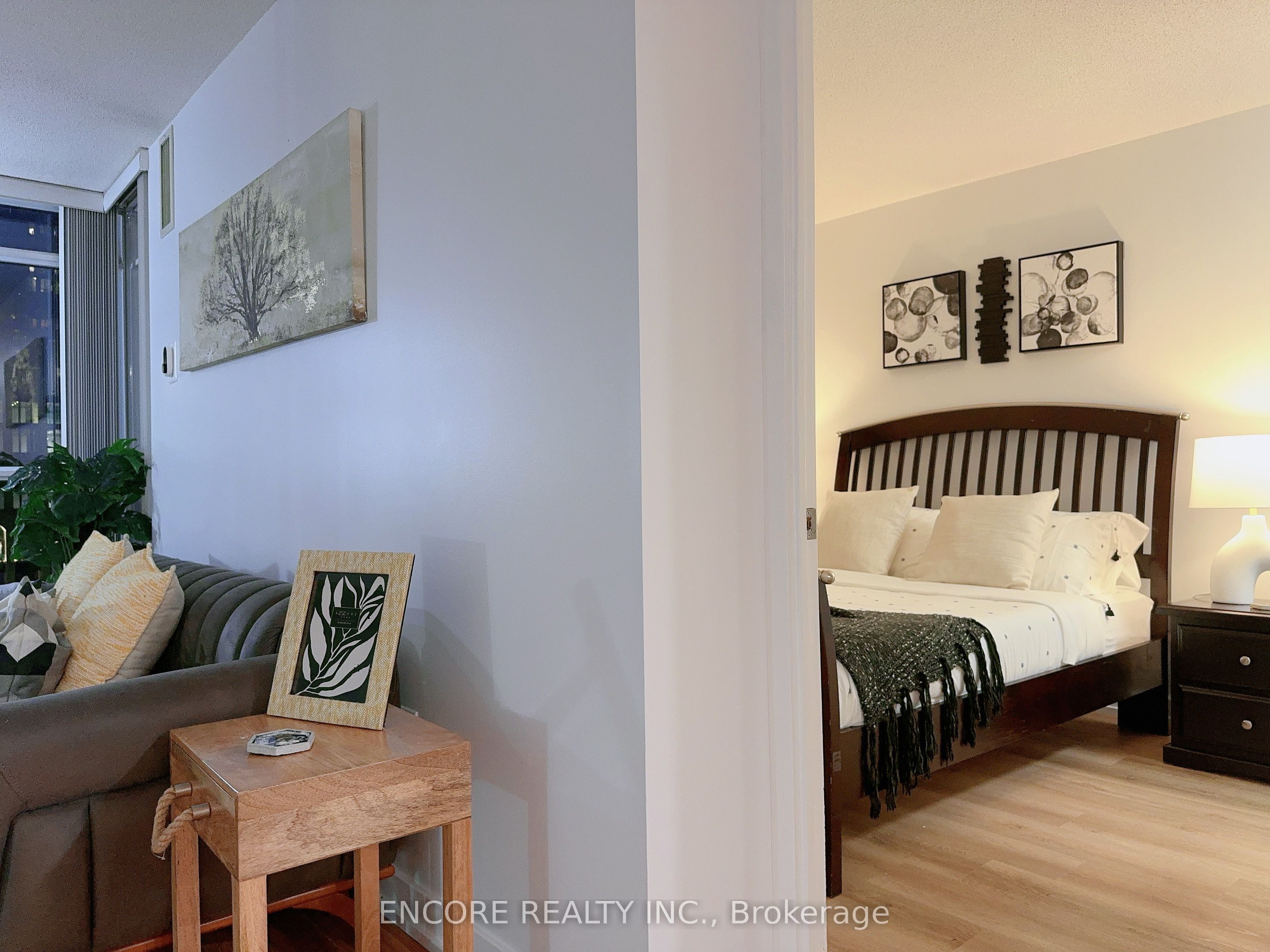 25 Capreol Court 706, Toronto, ON M5V 3Z7 photo 2