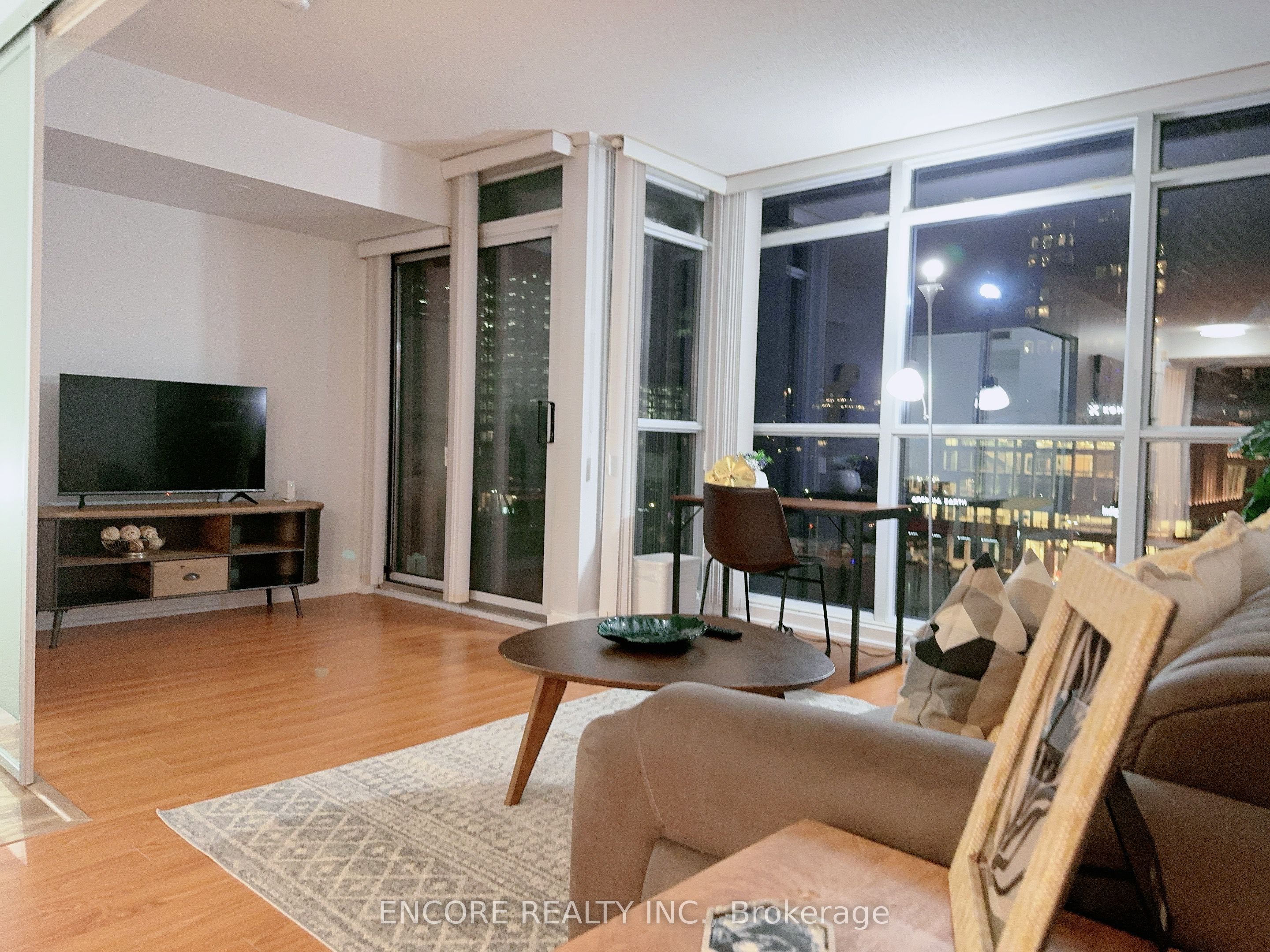 25 Capreol Court 706, Toronto, ON M5V 3Z7 photo 4