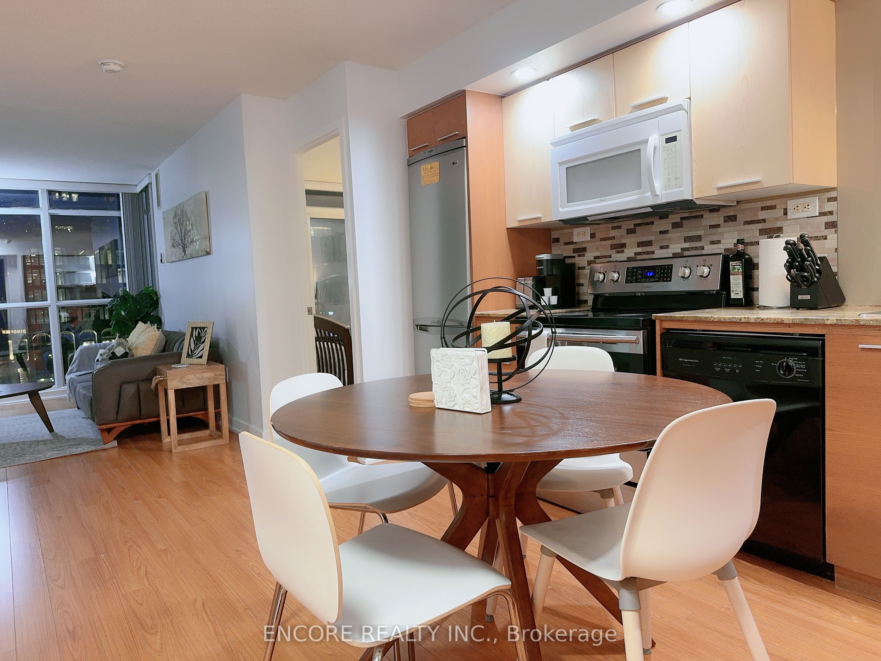 25 Capreol Court 706, Toronto, ON M5V 3Z7 photo 5