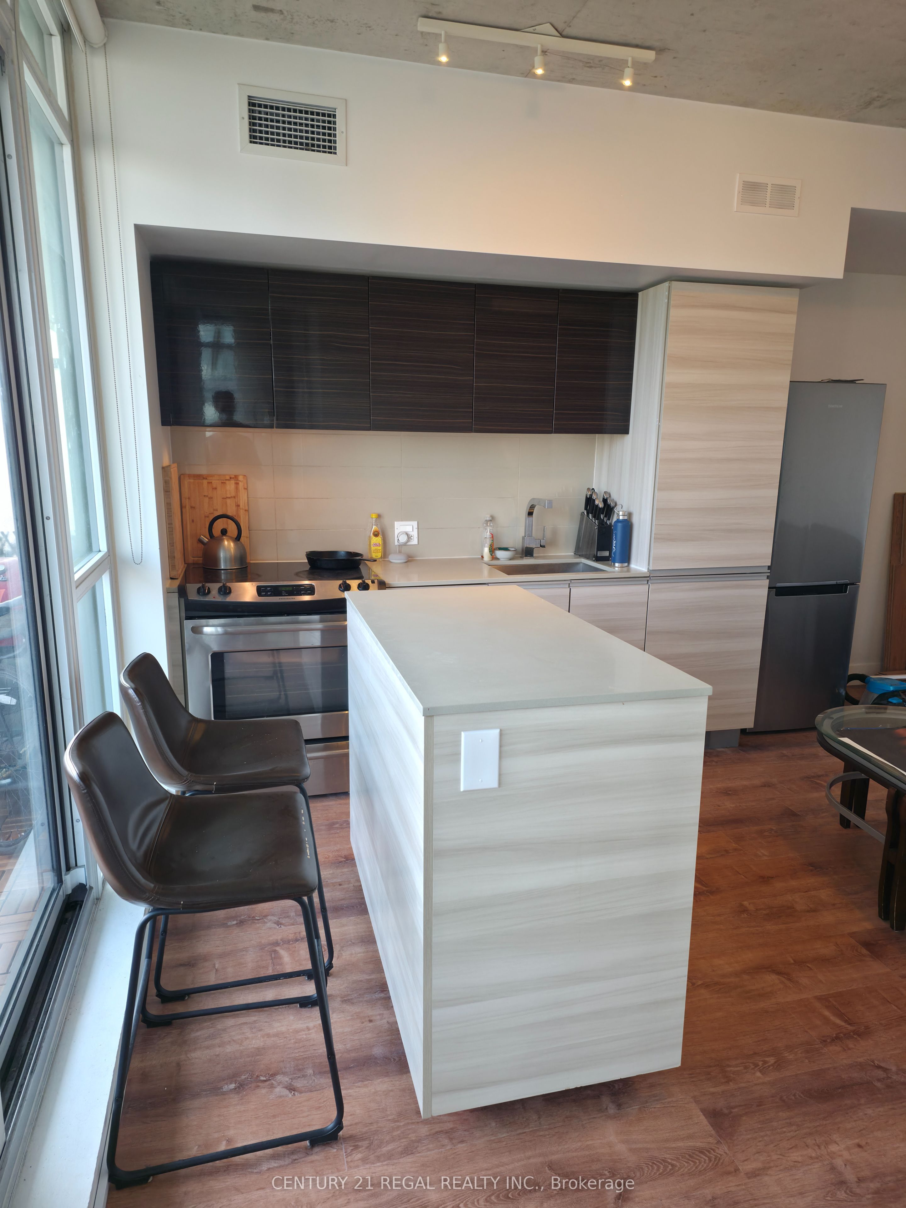 20 Minowan Miikan Lane 705, Toronto, ON M6J 1M4 photo 2