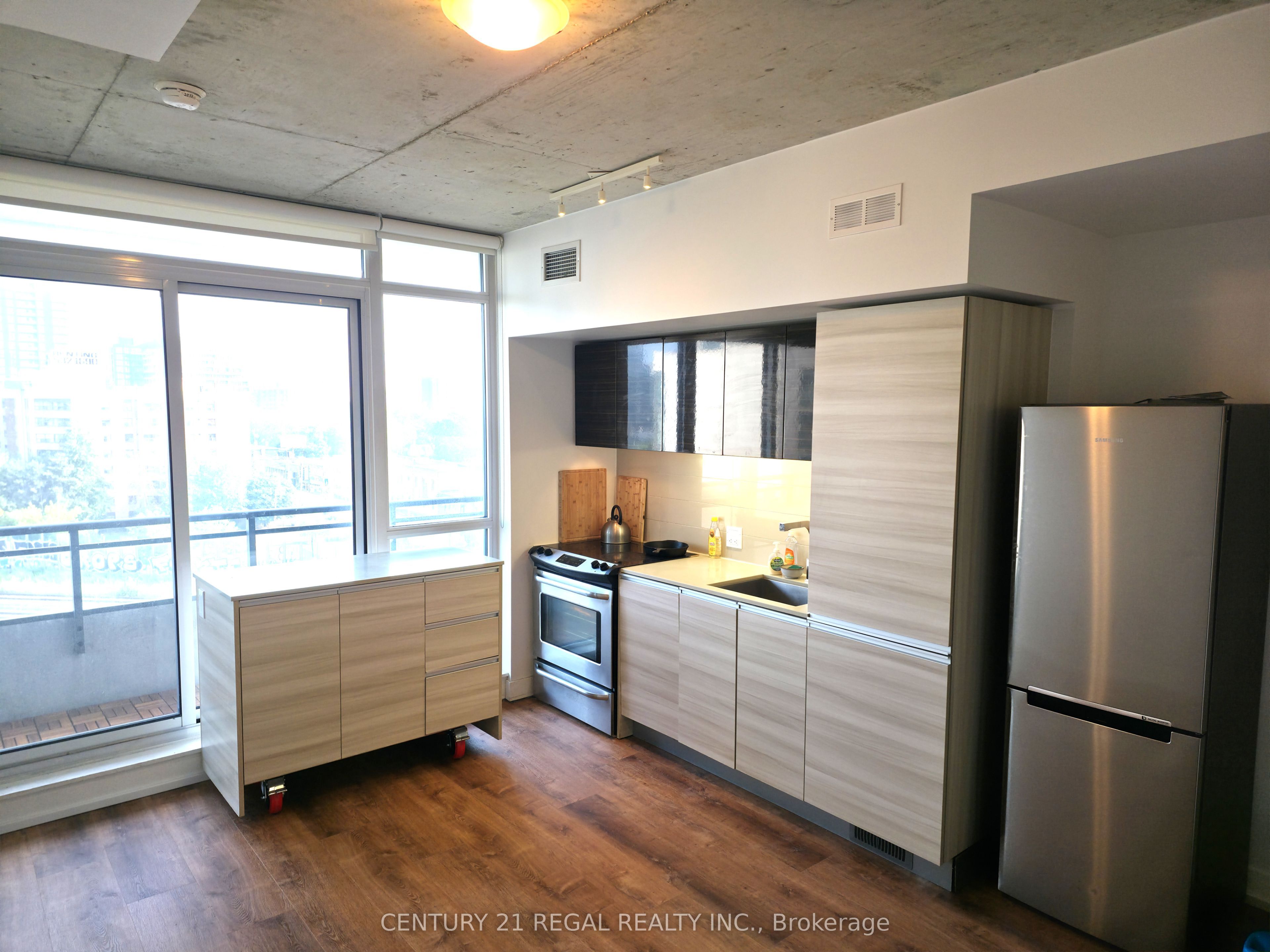 20 Minowan Miikan Lane 705, Toronto, ON M6J 1M4 photo 4