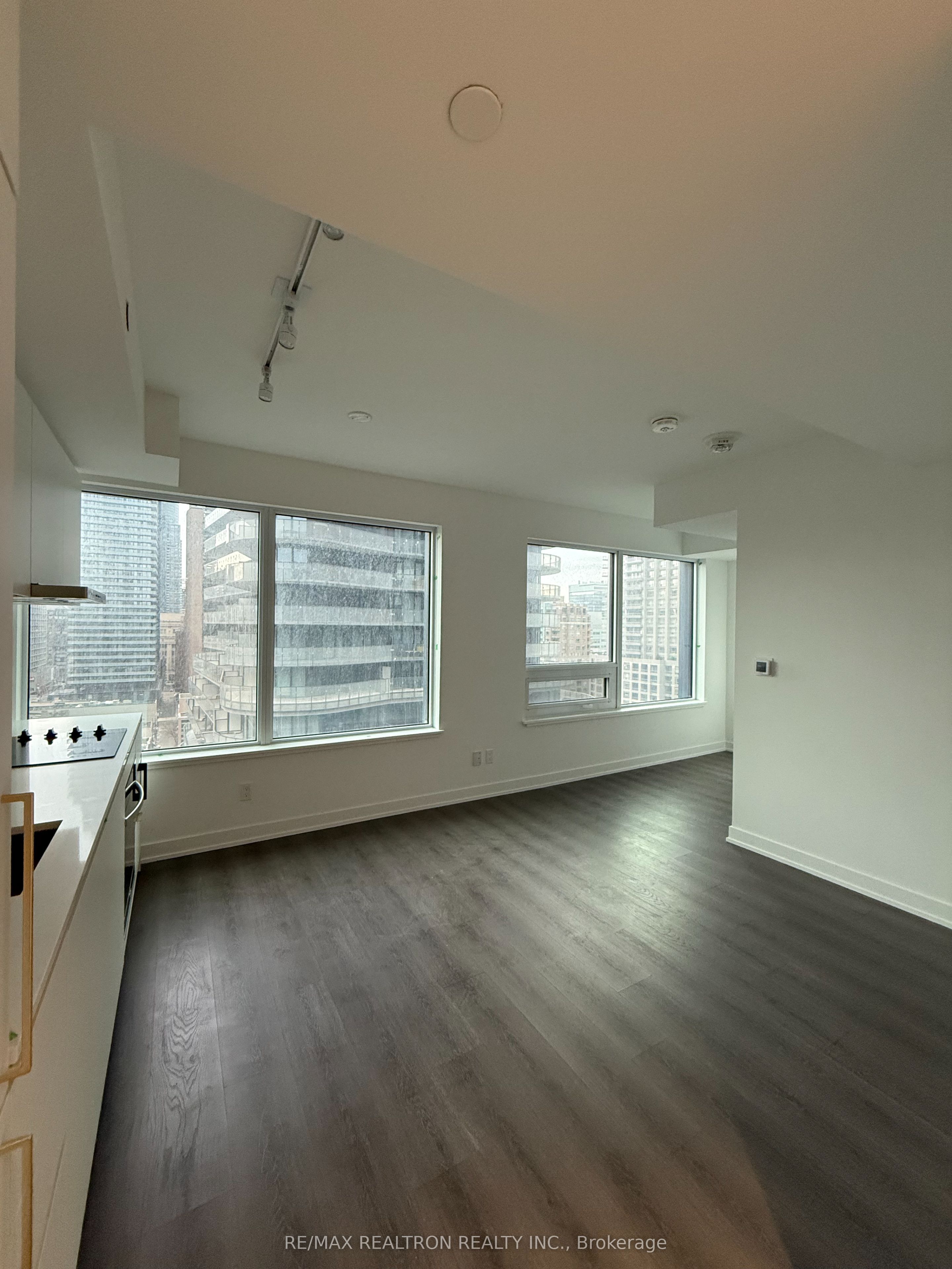 8 Wellesley Street W 1009, Toronto, ON M4Y 0J5 photo 5