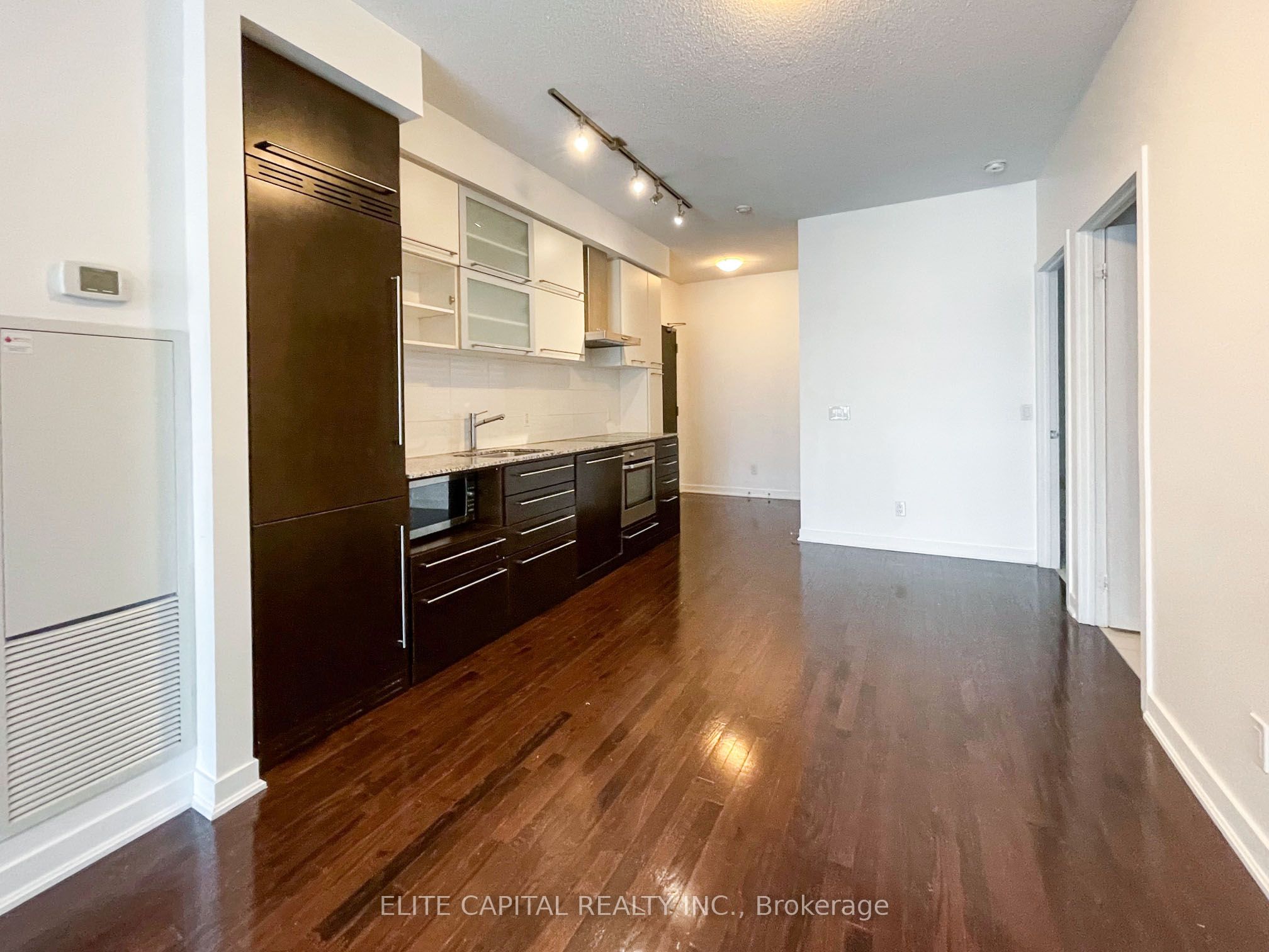 770 Bay Street 502, Toronto, ON M5G 0A6 photo 2