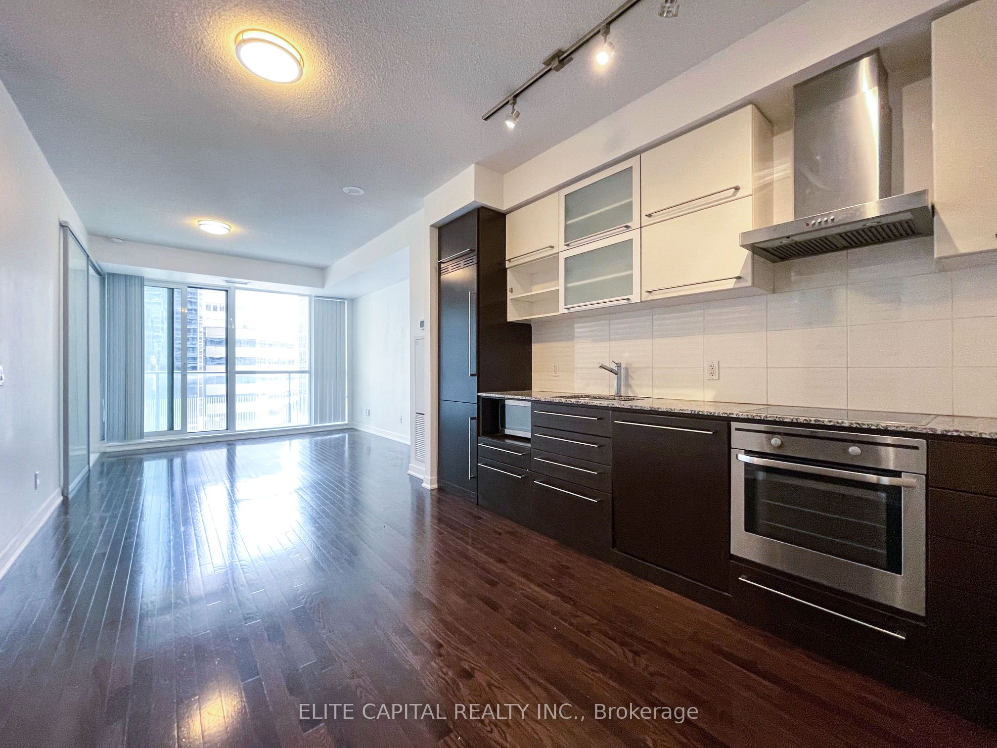770 Bay Street 502, Toronto, ON M5G 0A6 photo 3