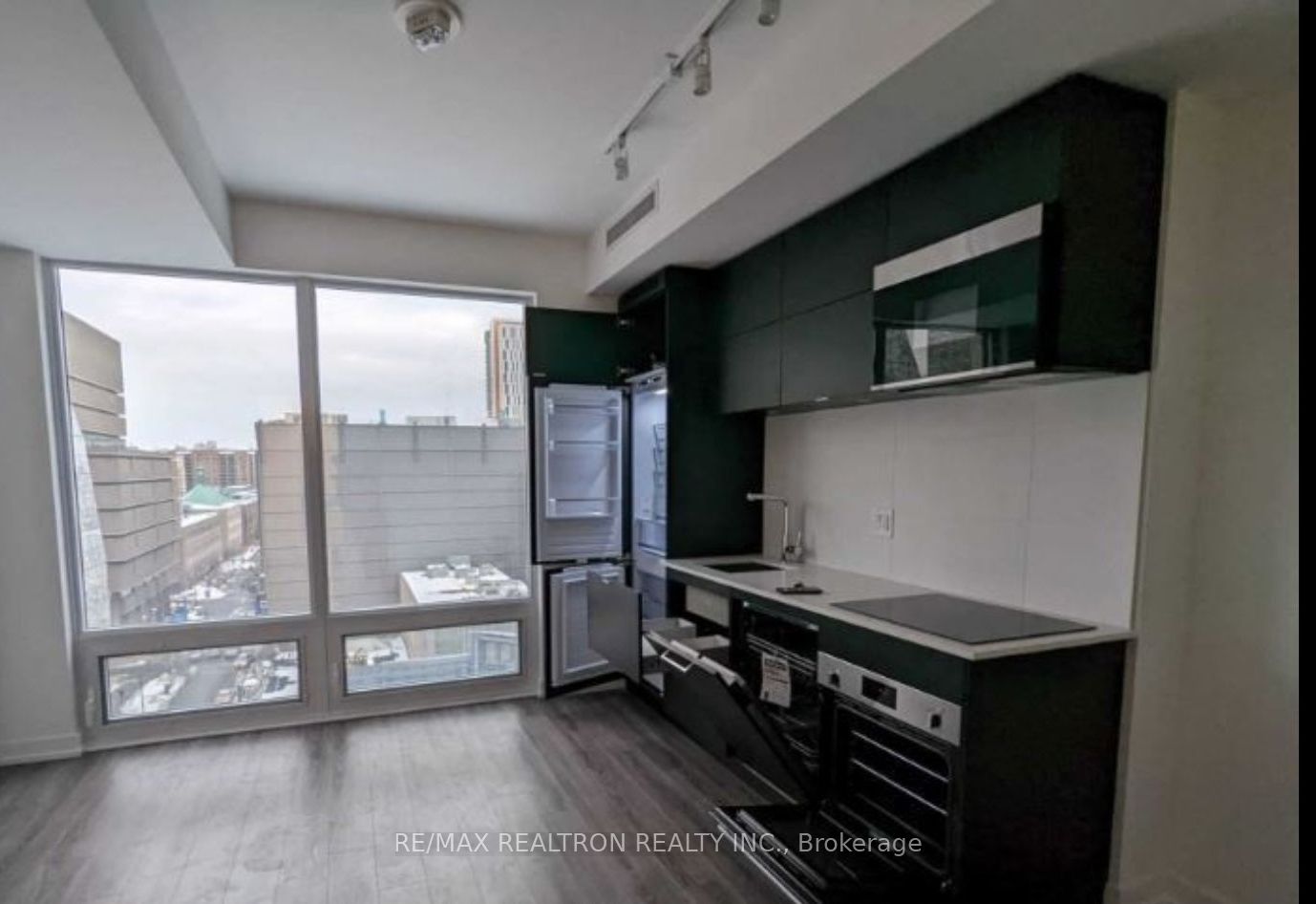 20 Edward Street 703, Toronto, ON M5G 0C5 photo 2