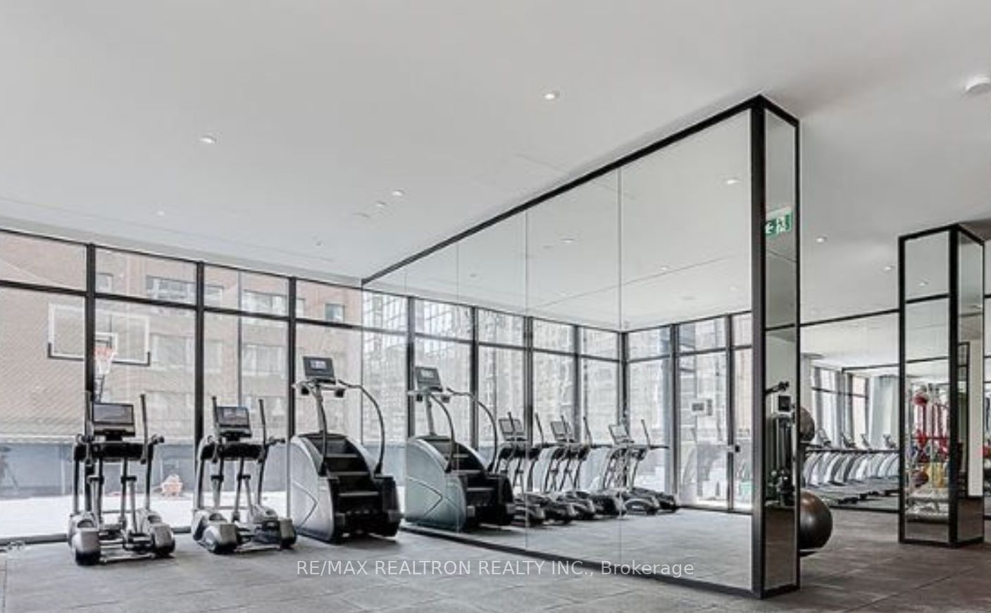 20 Edward Street 703, Toronto, ON M5G 0C5 photo 3