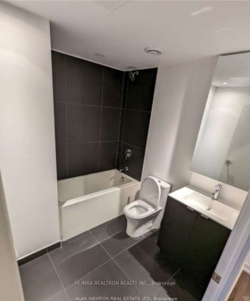 20 Edward Street 703, Toronto, ON M5G 0C5 photo 5