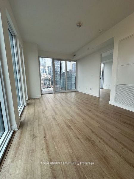 319 Jarvis Street 712, Toronto, ON M5B 2C2 photo 2