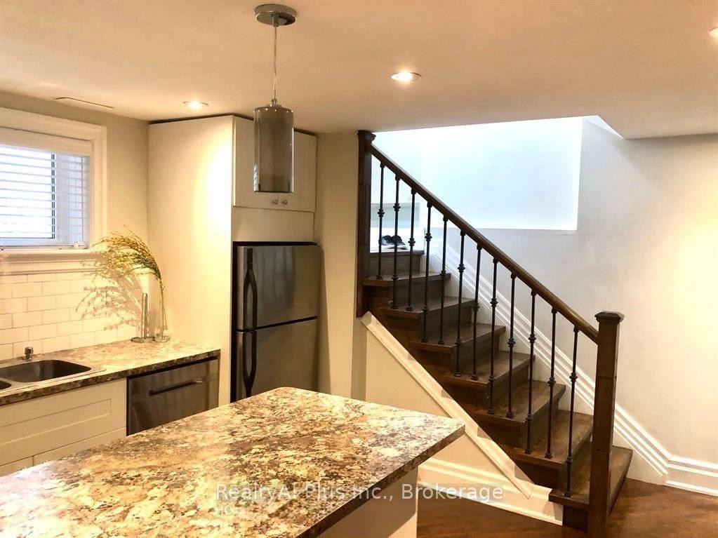 32 Hopperton Drive Lower, Toronto, ON M2L 2S6 photo 2