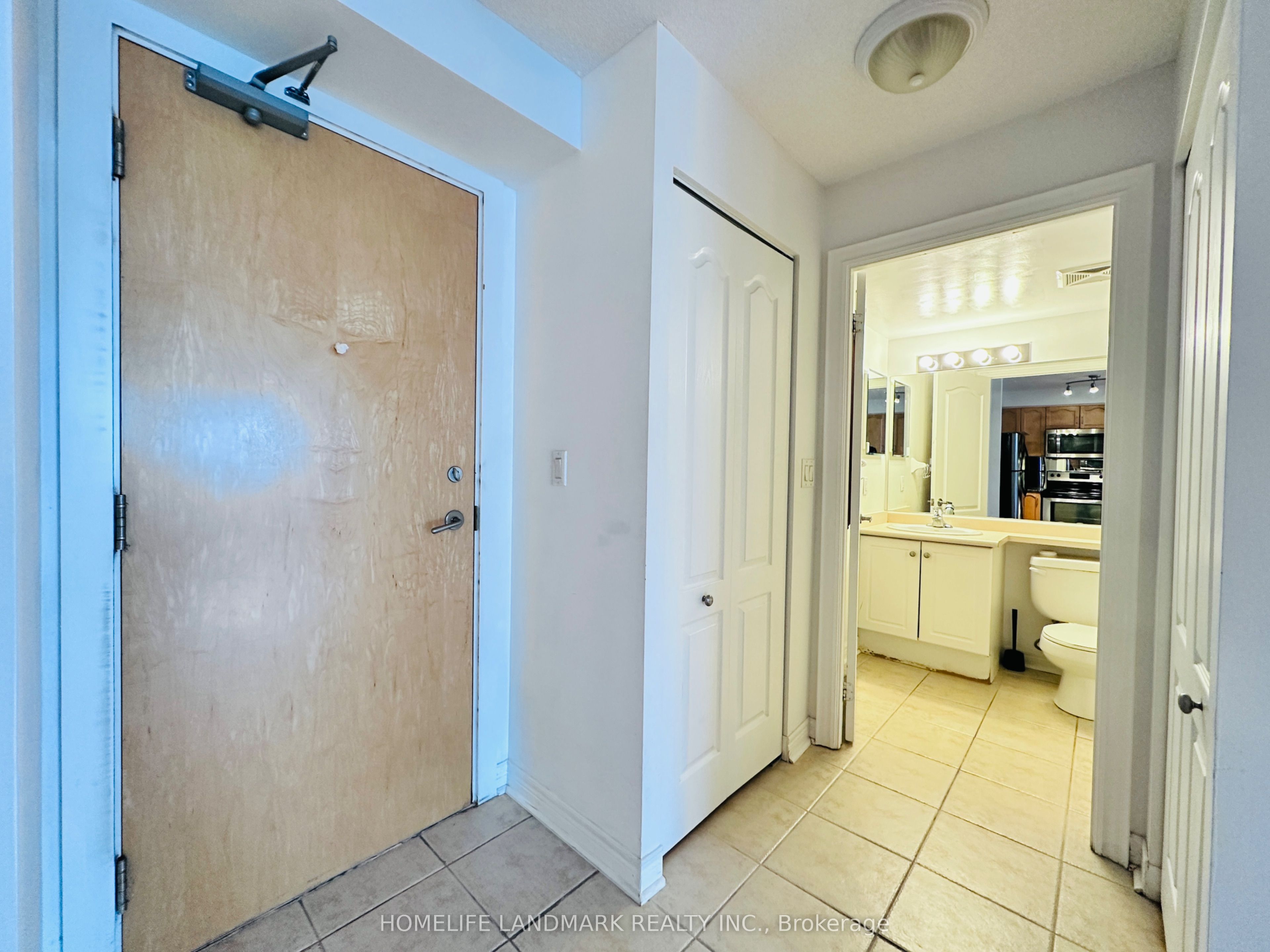 212 Eglinton Avenue E 1802, Toronto, ON M4P 0A3 photo 2