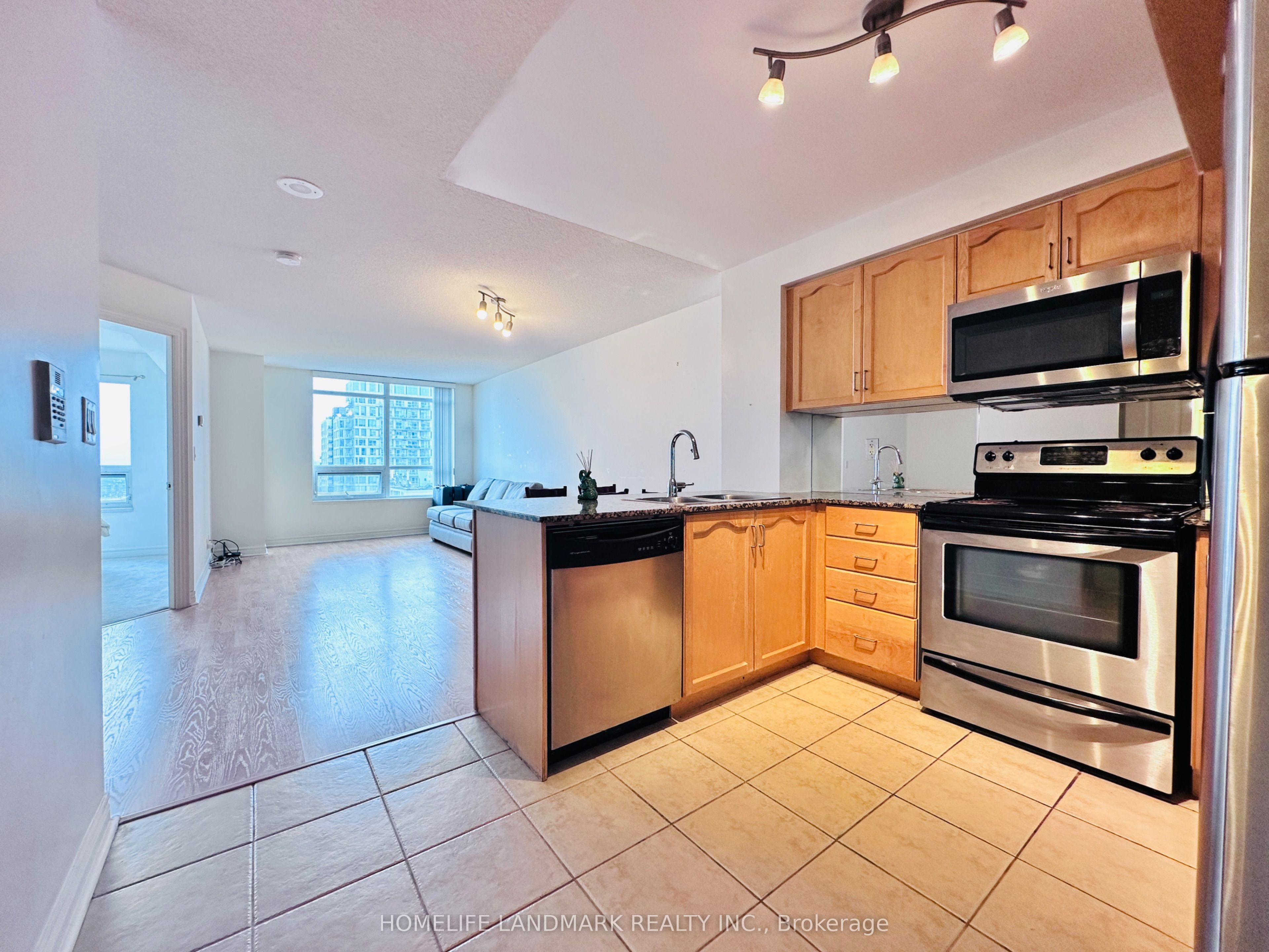 212 Eglinton Avenue E 1802, Toronto, ON M4P 0A3 photo 3