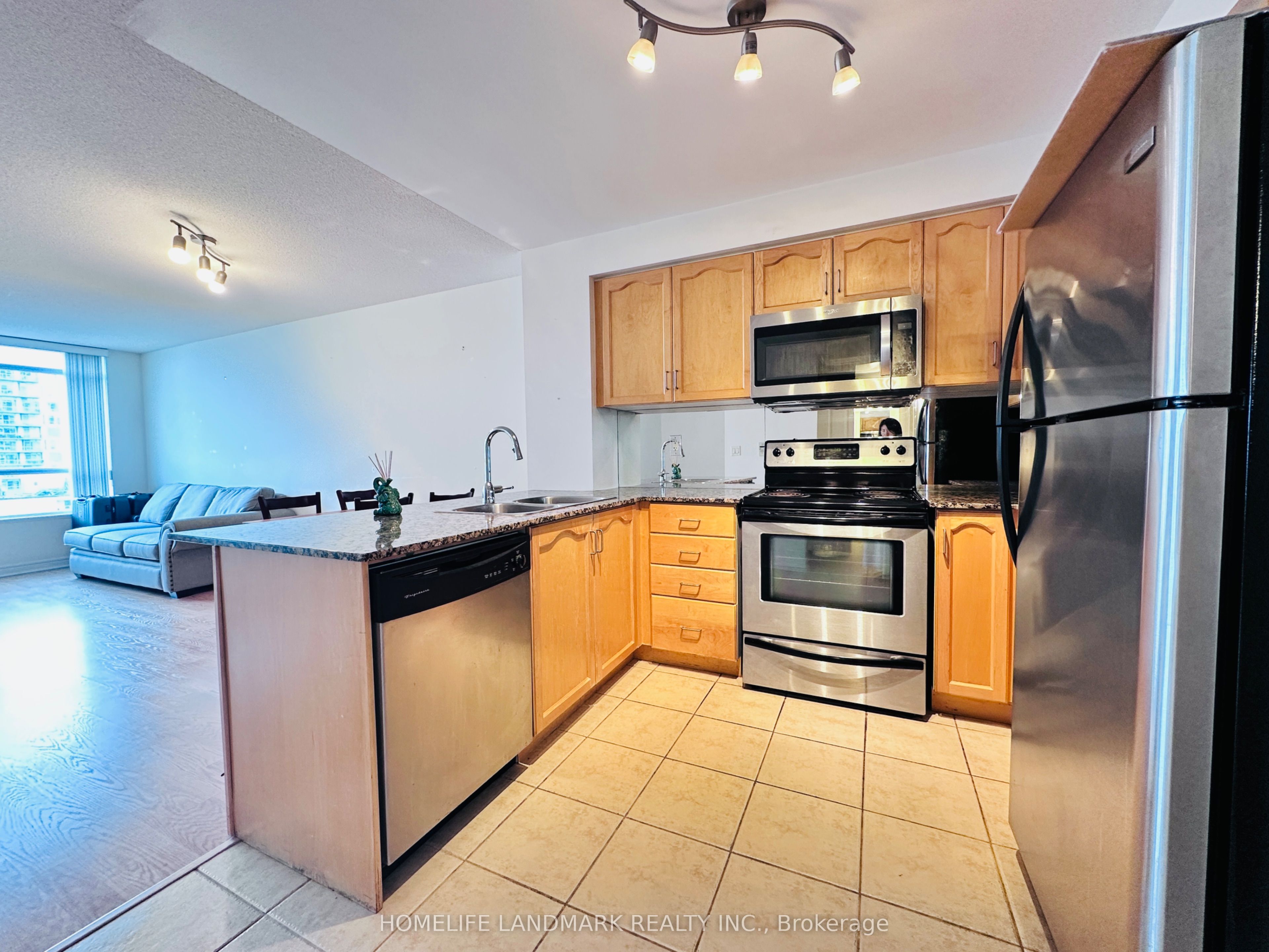 212 Eglinton Avenue E 1802, Toronto, ON M4P 0A3 photo 4