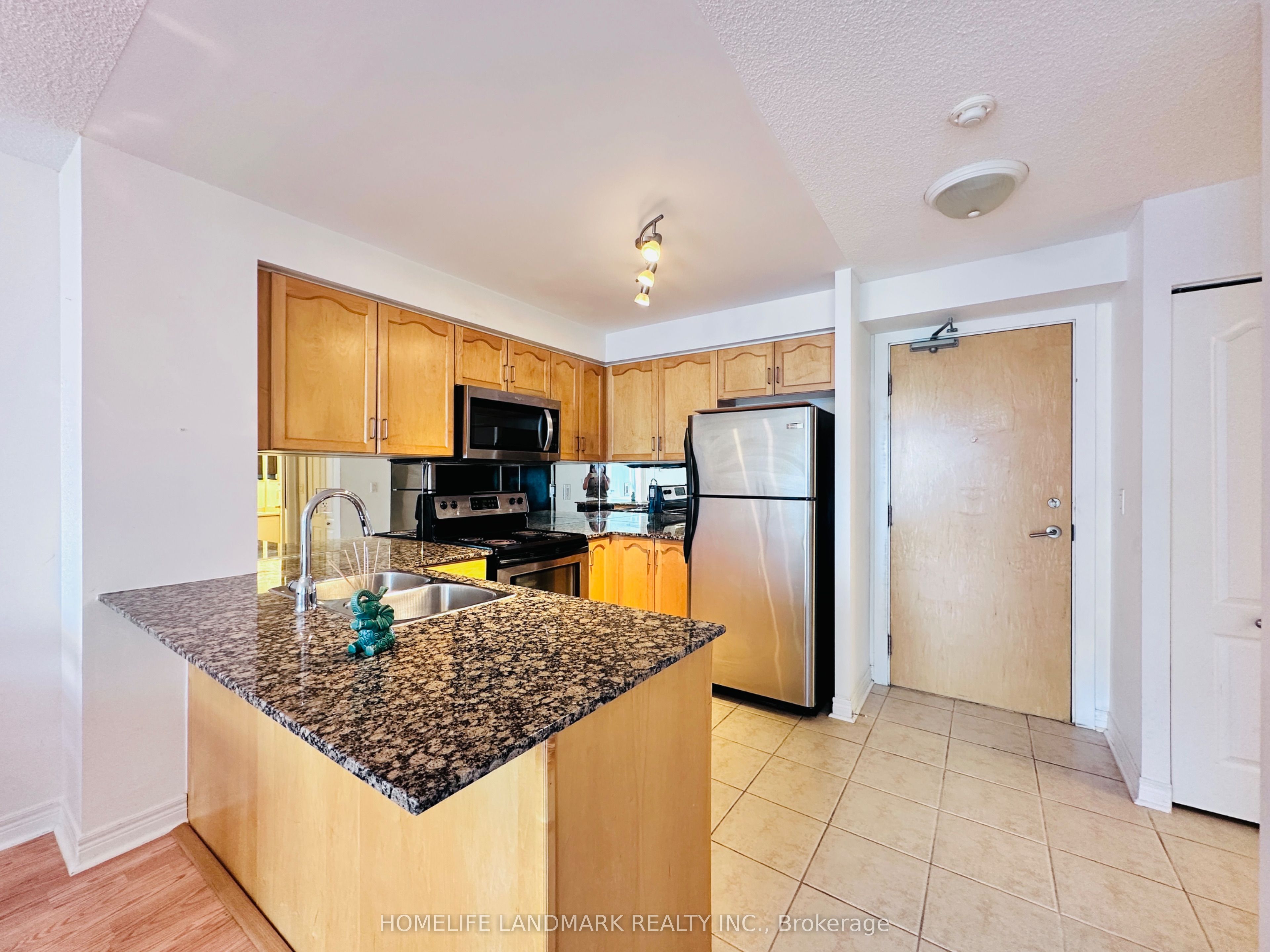 212 Eglinton Avenue E 1802, Toronto, ON M4P 0A3 photo 5