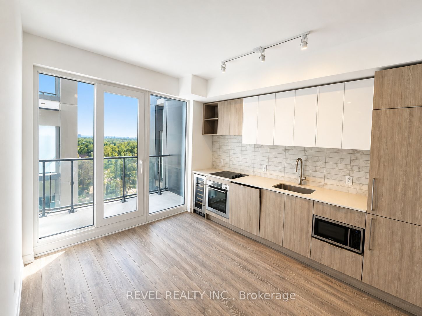 2020 Bathurst Street 1601, Toronto, ON M5P 0A6 photo 2