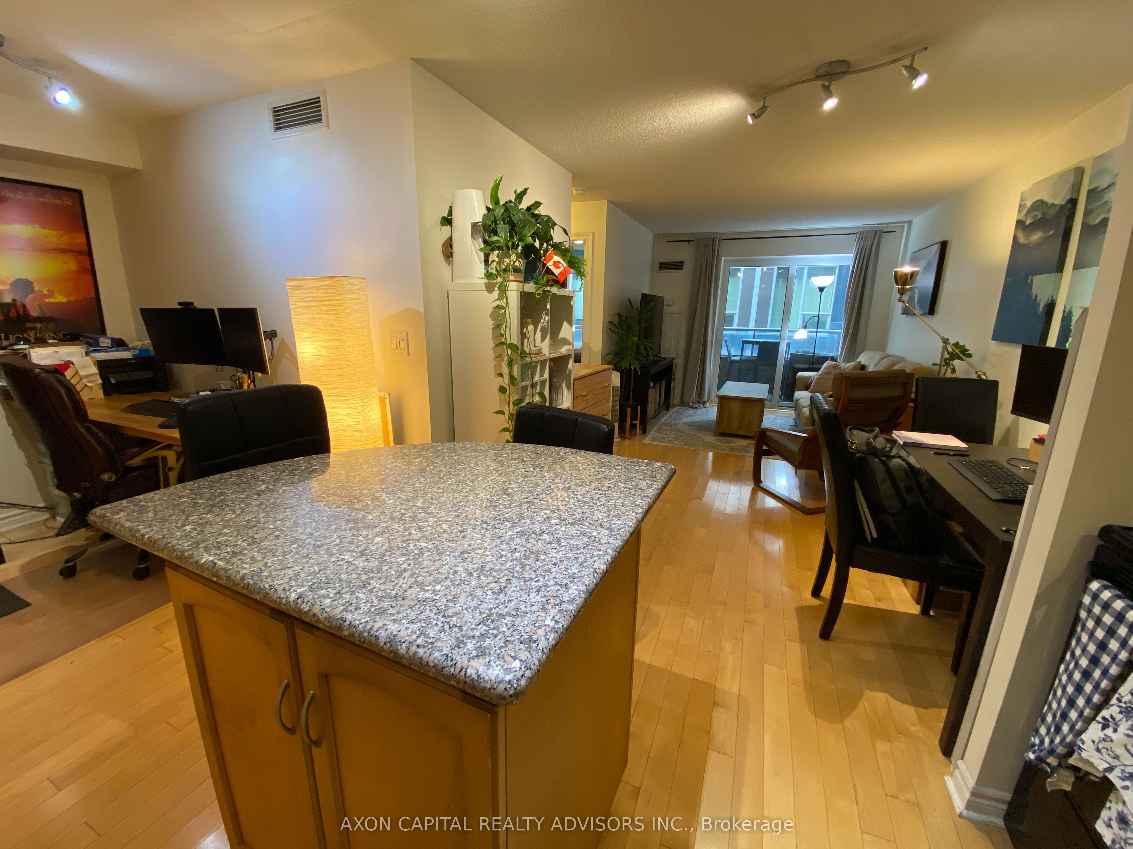 250 Wellington Street W 1243, Toronto, ON M5V 3P6 photo 4