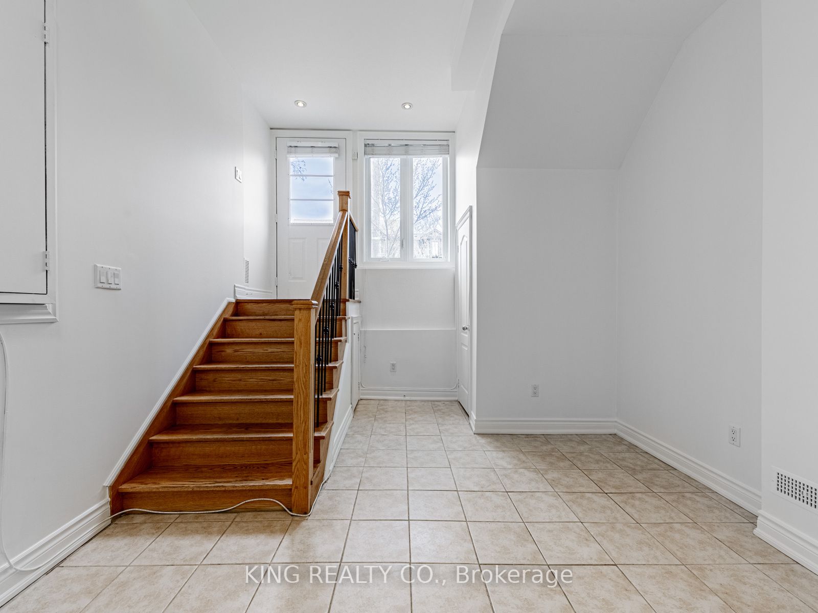 26 Greensides Avenue, Toronto, ON M6G 3P6 photo 4