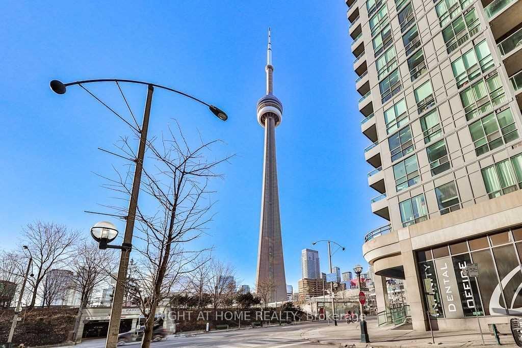 19 Grand Trunk Crescent 305, Toronto, ON M5J 3A3